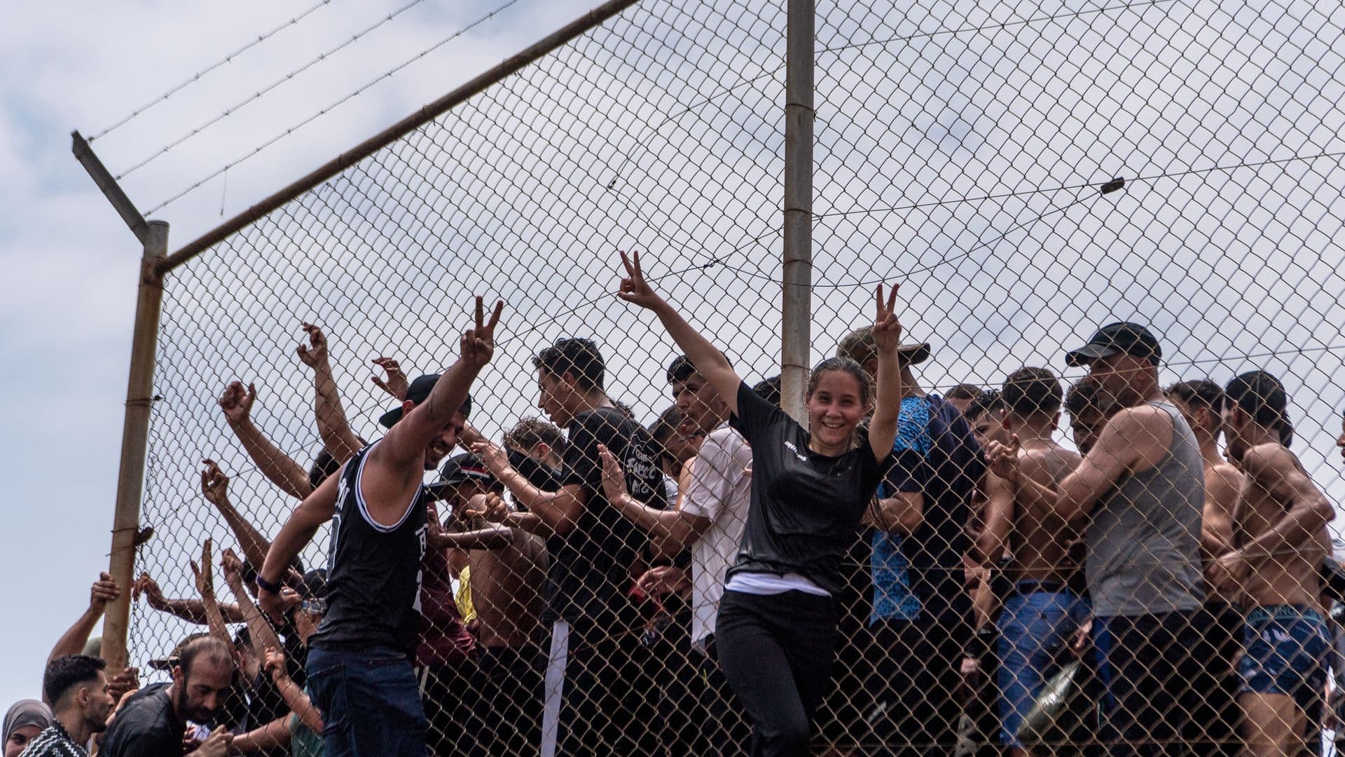 Migrantes cruzan desde Marruecos al enclave español de Ceuta. Foto: AP