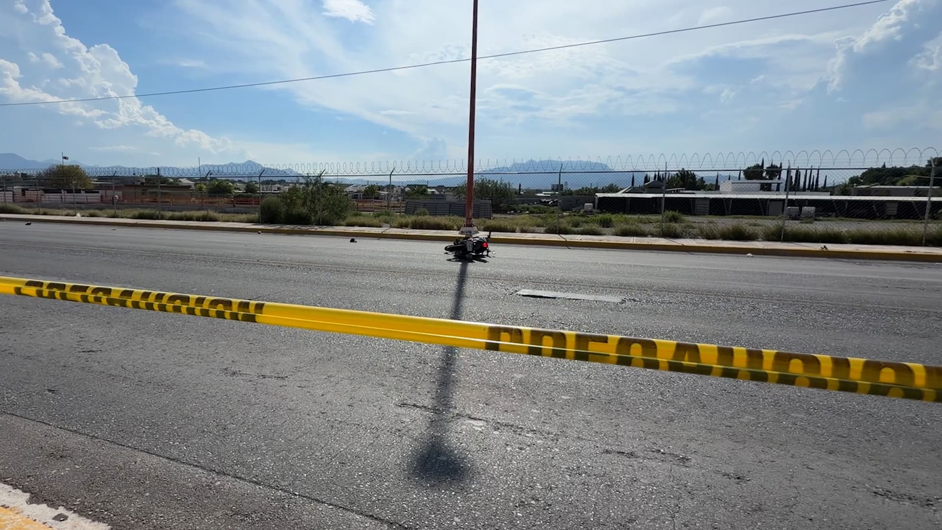 Muere Motociclista Luego de Chocar Contra Vehículo y Poste en Saltillo
