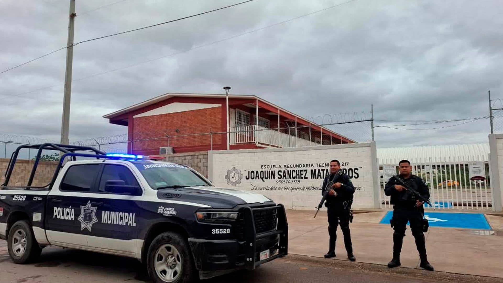Al menos una patrulla permanecerá en el exterior para resguardar la entrada y salida de los alumnos