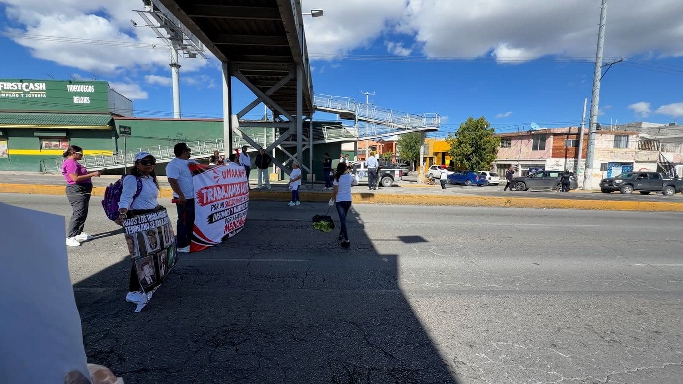 Personal del IMSS Bloquea Periférico Luis Echeverría en Saltillo, Coahuila