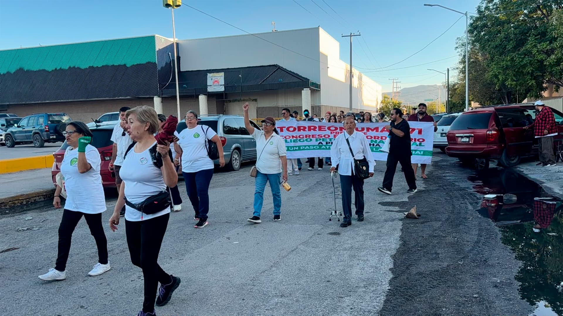 Personal del IMSS Marcha en Torreón, Coahuila; Piden Aumento Salarial del 10%