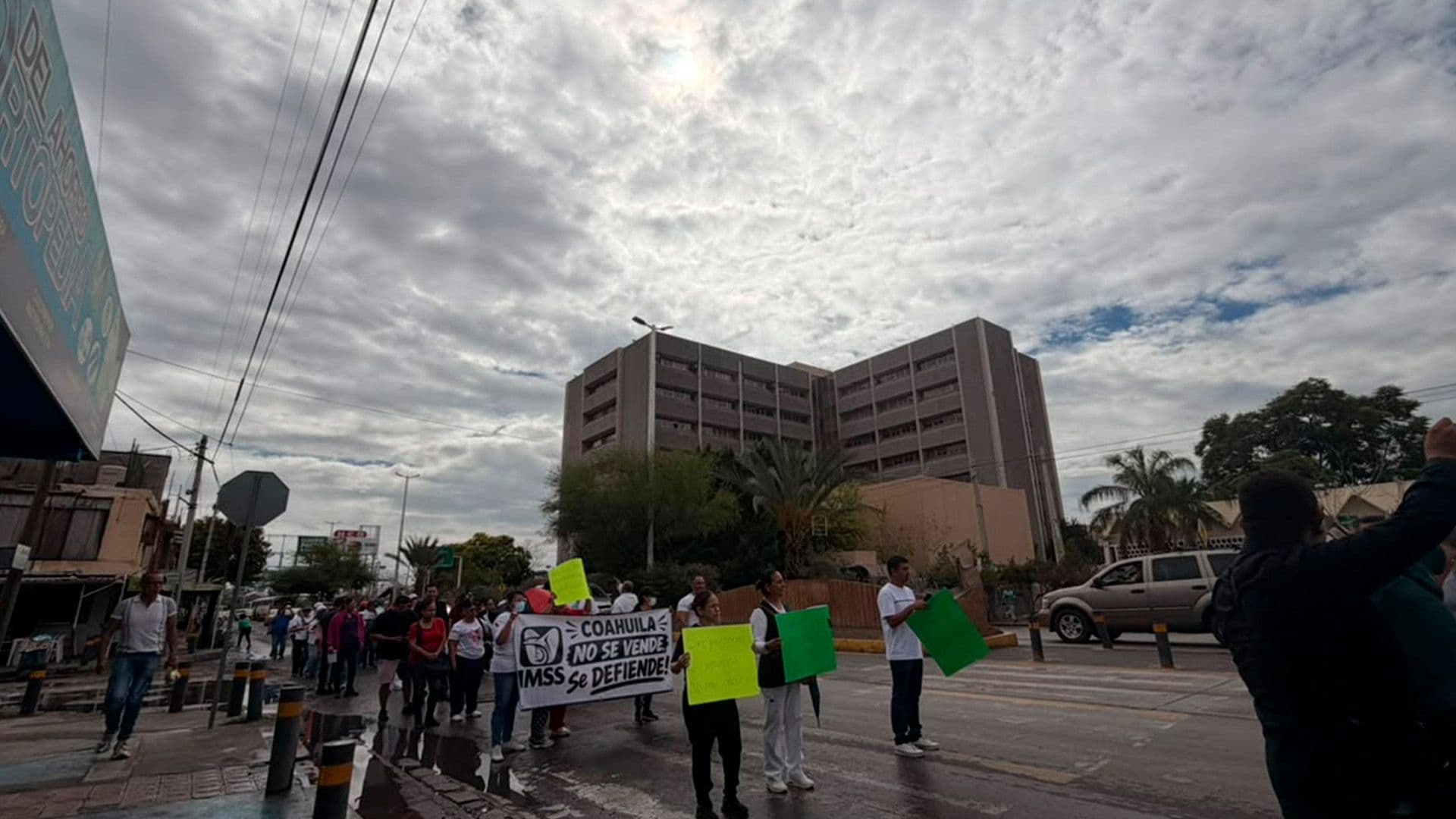 Protestan Trabajadores del IMSS para Pedir Mejoras Laborales en Torreón, Coahuila