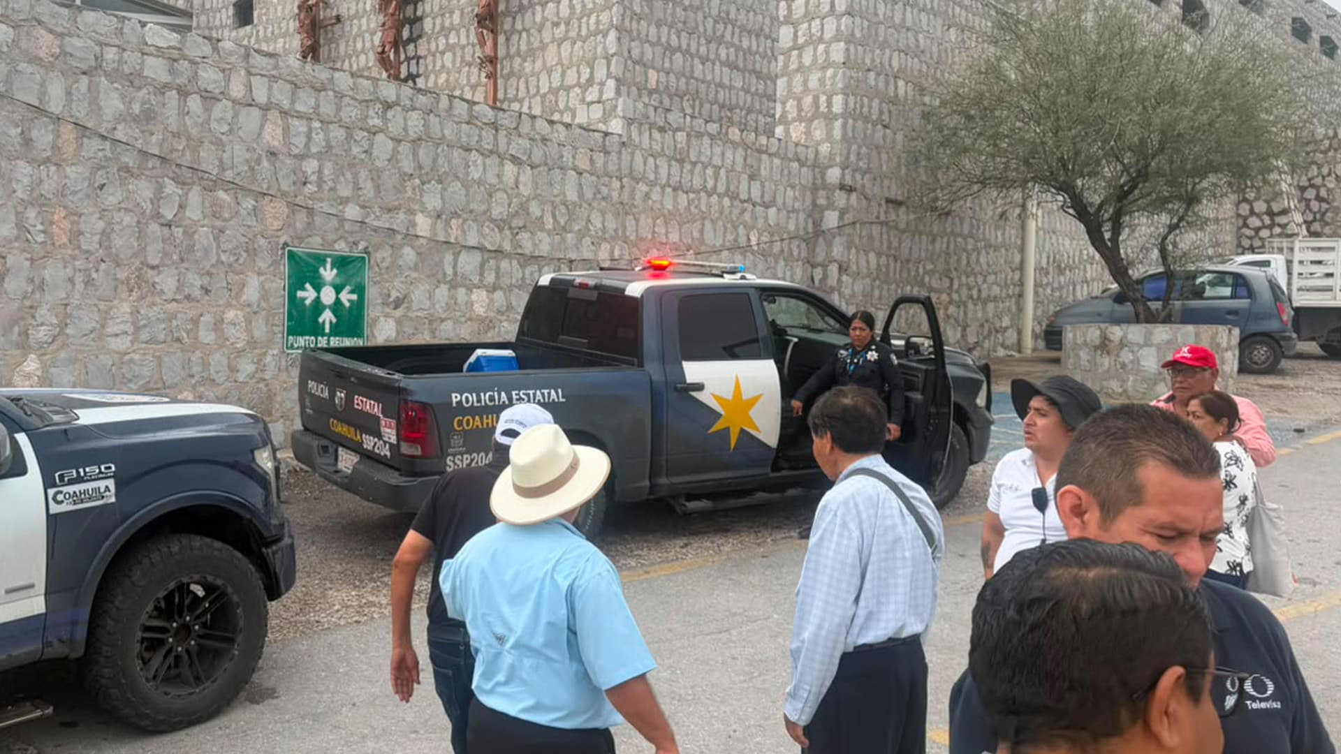 Retroexcavadora Derriba Poste de Luz y Deja Varadas a 130 Personas en el Cristo de las Noas