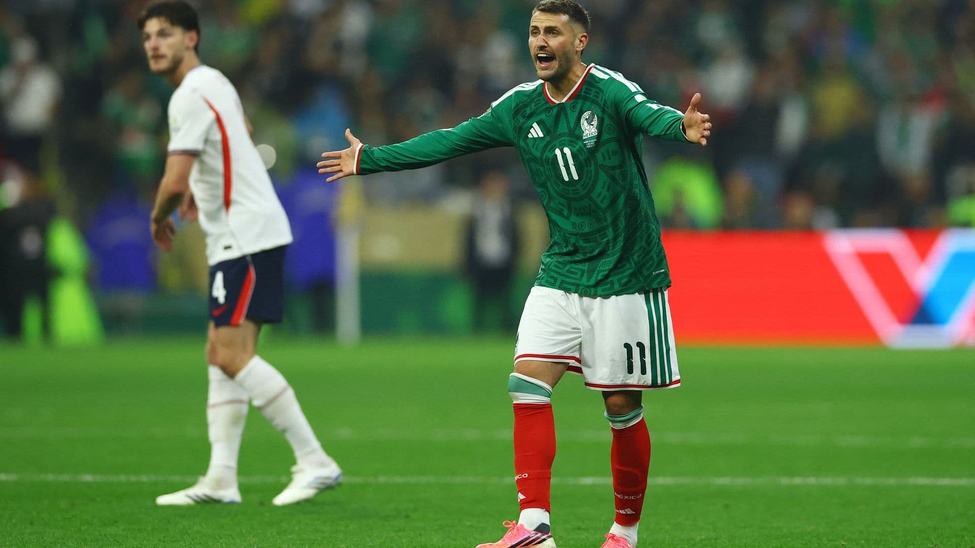 Santi Giménez es Llevado al Hospital en Ambulancia Tras Partido Vs Inglaterra