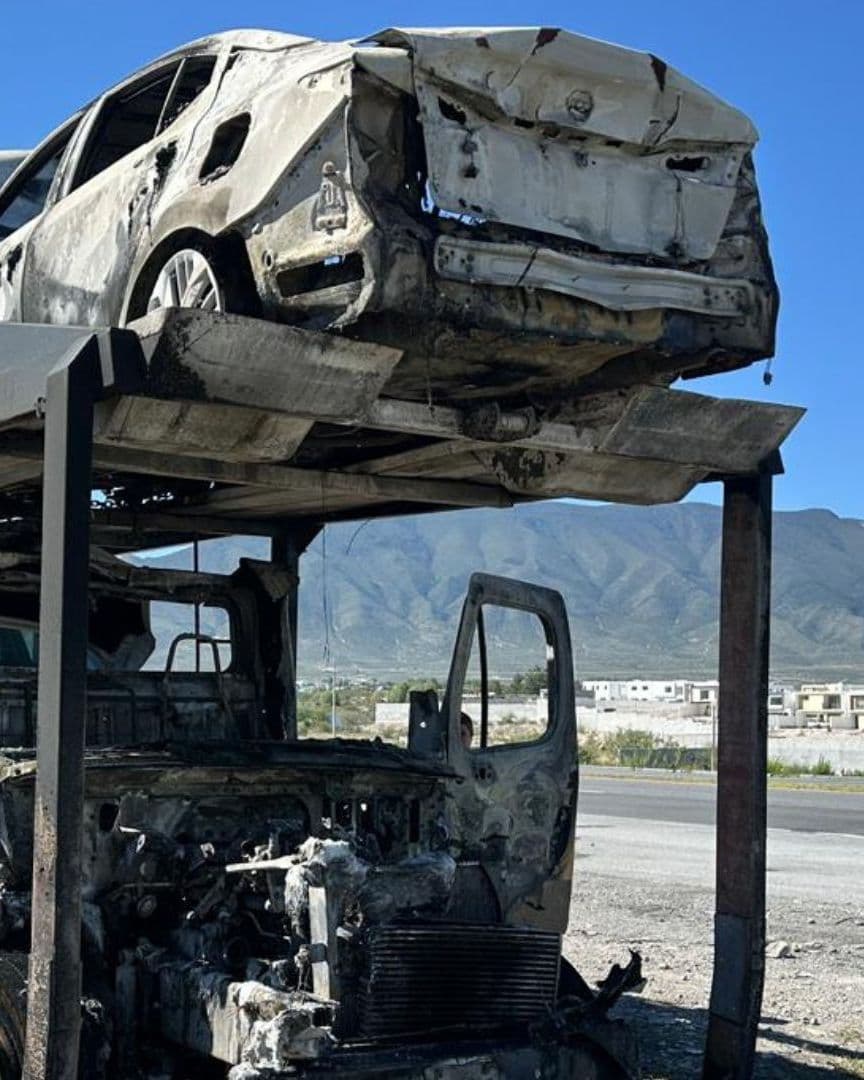 Se Incendia Tráiler Nodriza con Vehículos en Carretera 57 de Arteaga