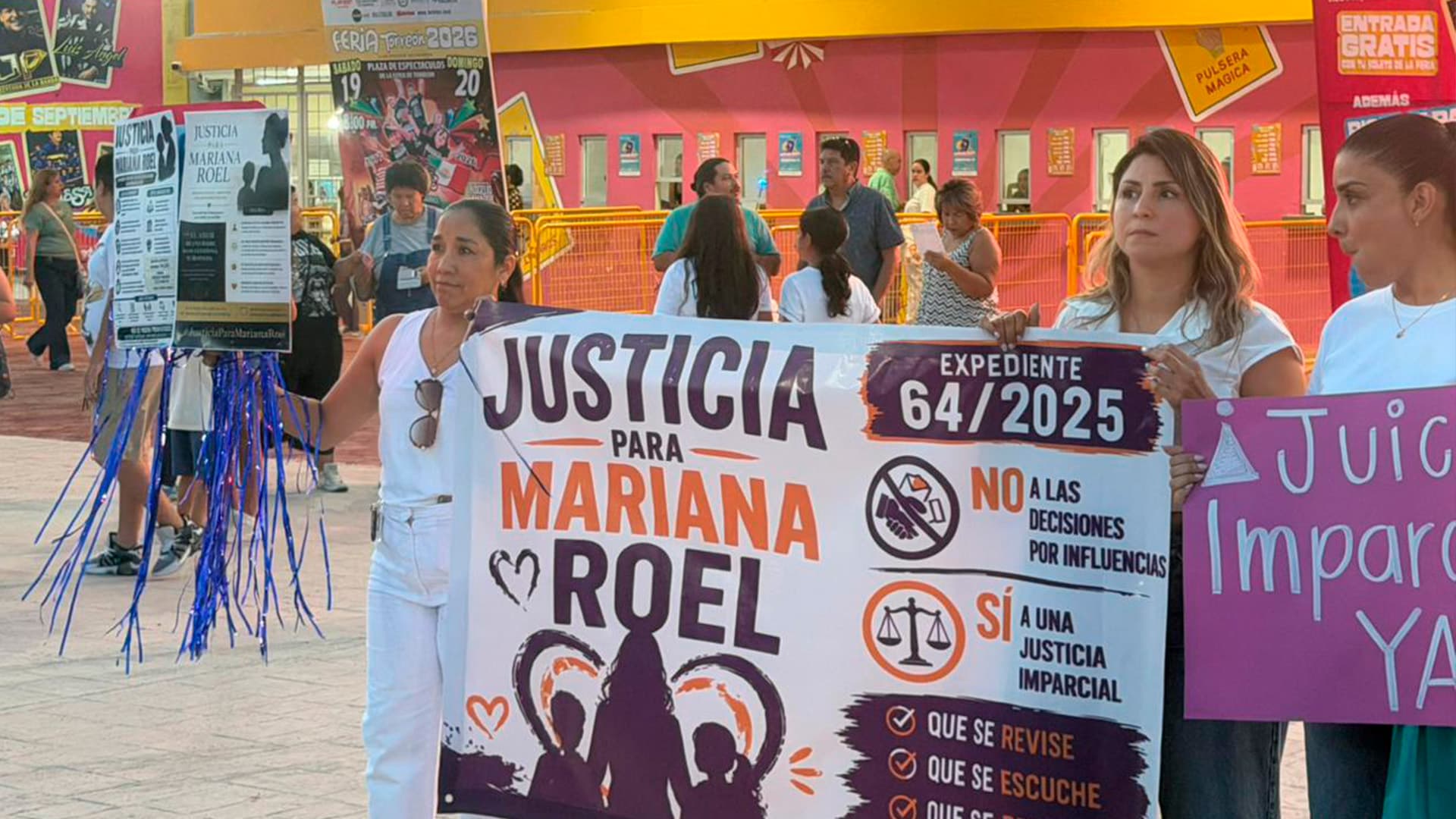 Se Manifiestan en la Feria de Torreón para Pedir Justicia por Mariana Roel