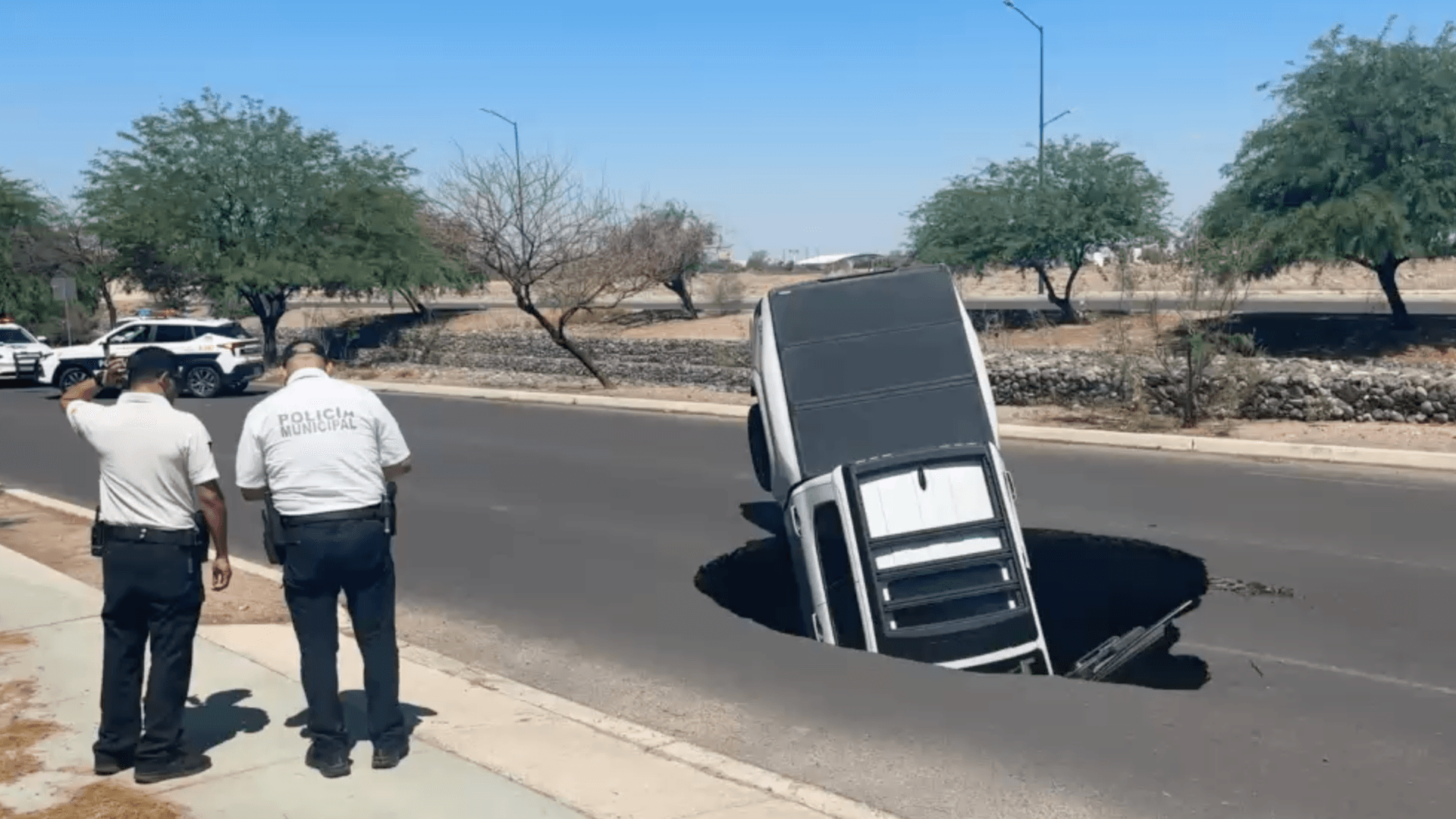 Se Abre Gran Socavón y Cae Camioneta en Hermosillo; Hay un Motociclista Lesionado
