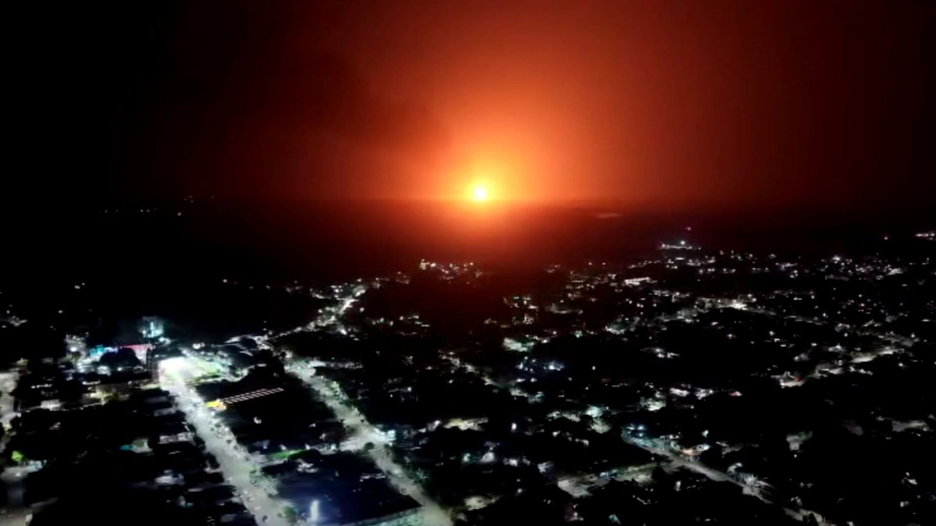 Sigue Activo Incendio en Planta de Sal en Jáltipan, Veracruz