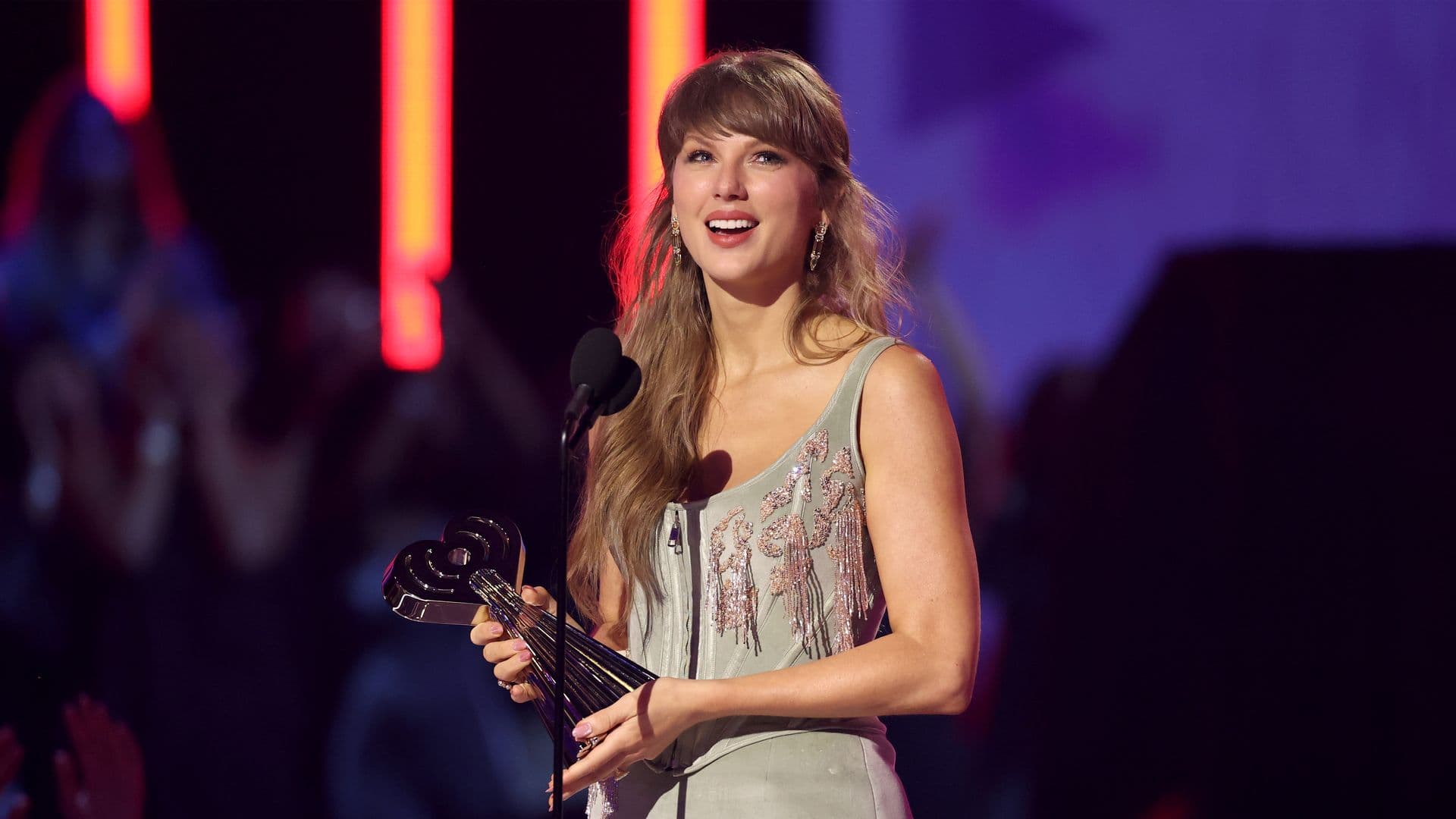 Taylor Swift Sorprende en el Estreno de ‘Toy Story 5’: Canciones que Cantó en Vivo