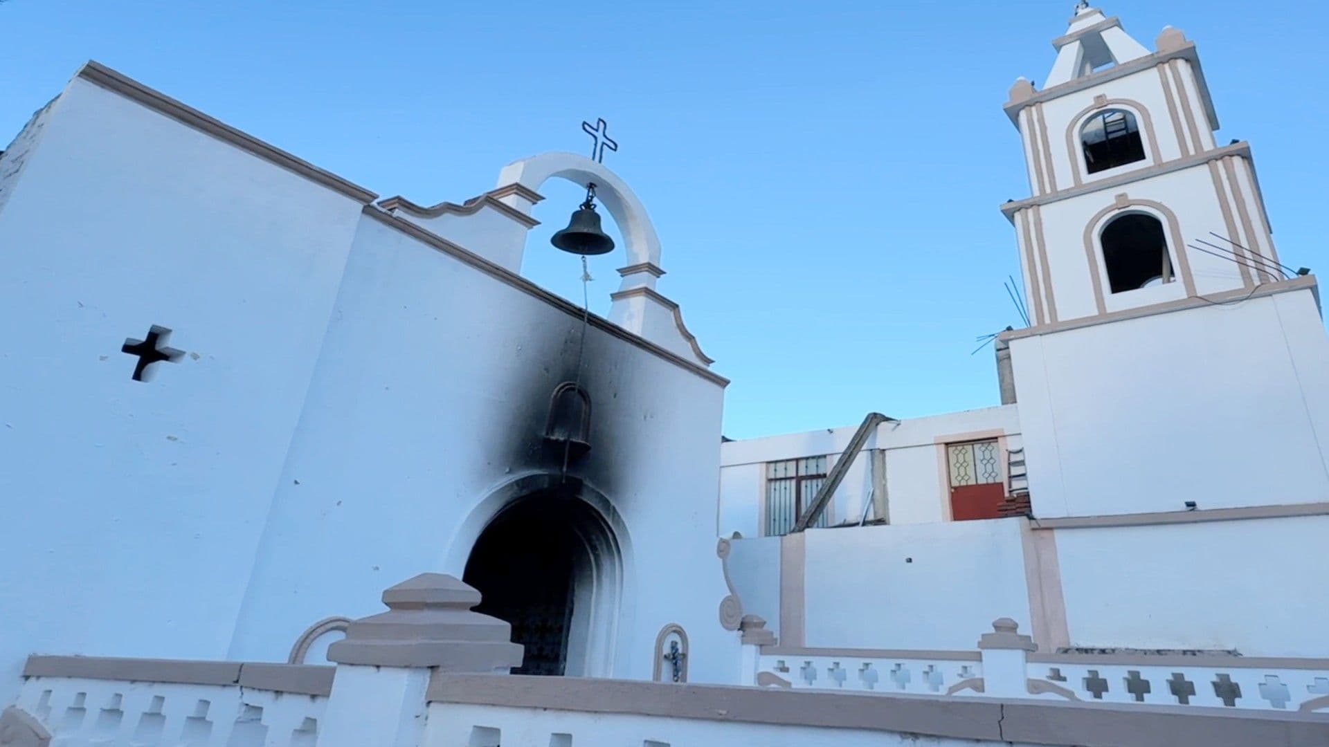 Queman Puertas de Templo y Roban Imágenes en la Laborcita en León, Guanajuato