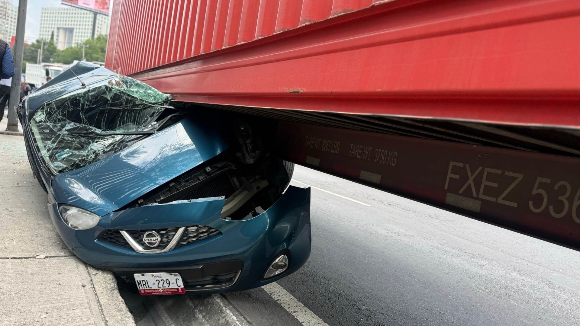 Tráiler se Queda sin Frenos y Prensa a un Auto en la México-Toluca: Así Quedó el Vehículo