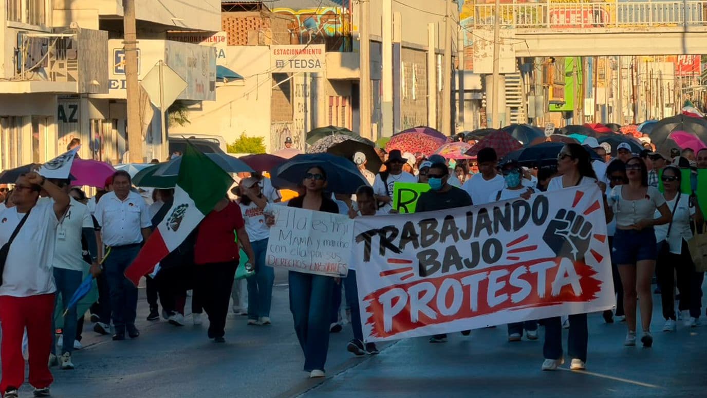 Trabajadores del IMSS Marchan para Exigir Mejoras Laborales en Torreón, Coahuila