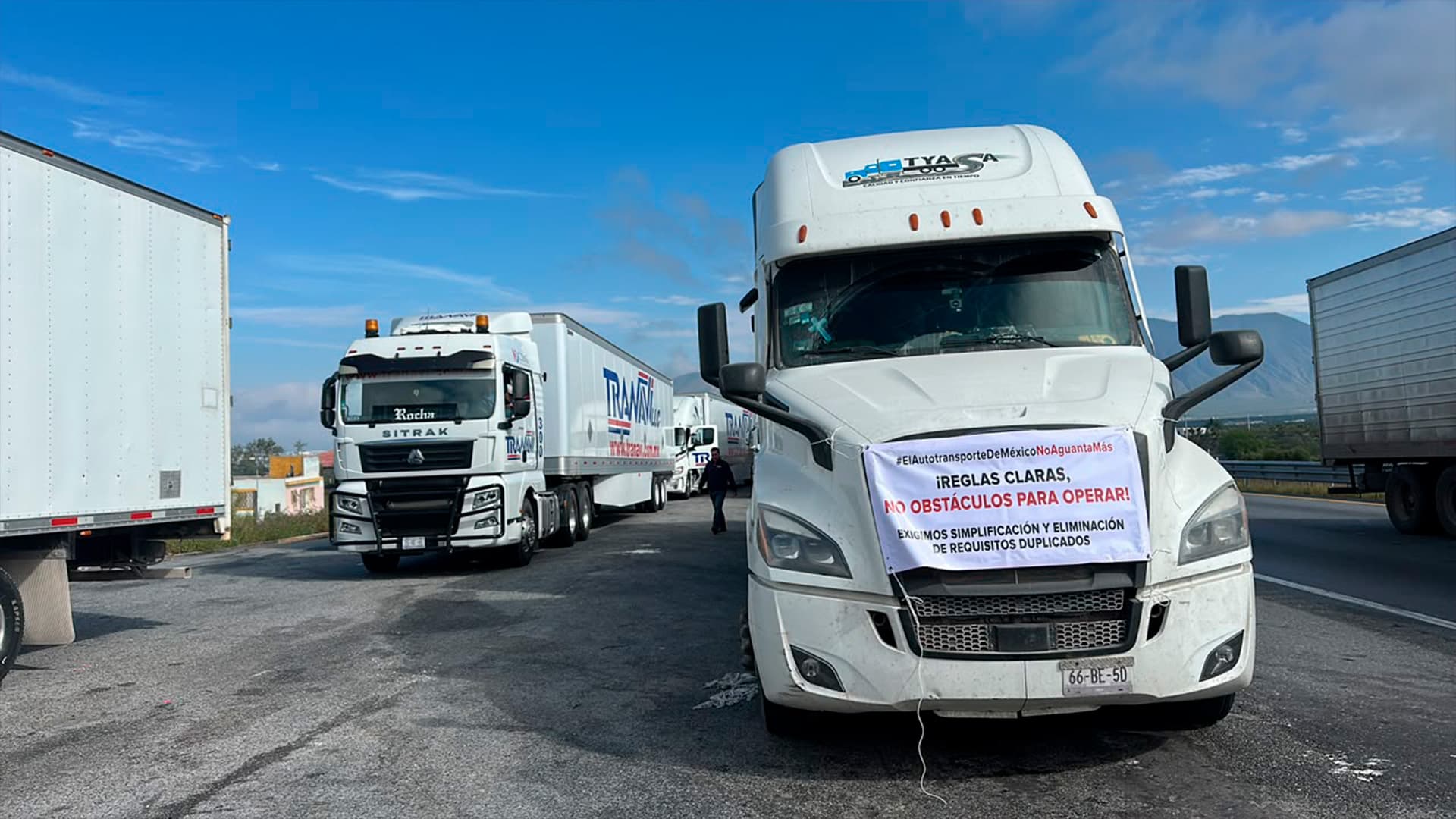 Transportistas de Coahuila se Manifiestan en Carretera Monterrey-Saltillo