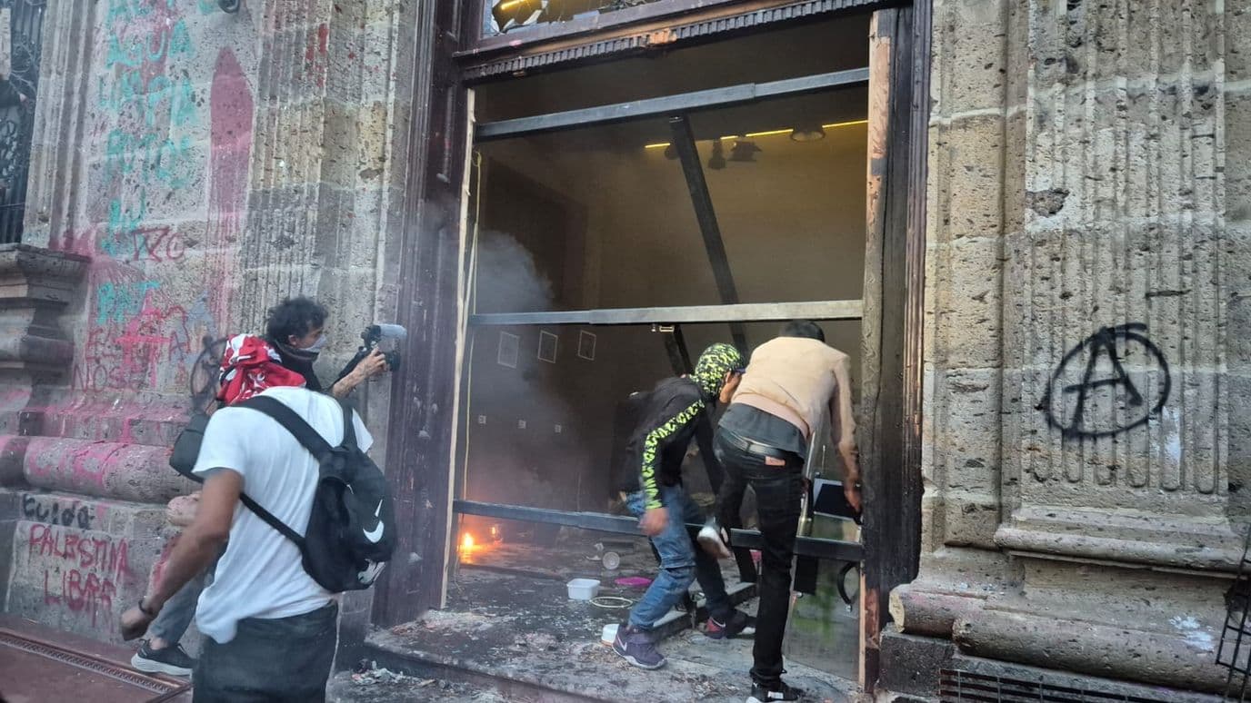 Tras la Marcha por el Agua, Guadalajara Registra Incendios y Daños en Edificios Públicos