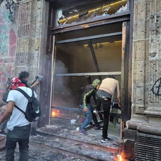 Tras la Marcha por el Agua, Guadalajara Registra Incendios y Daños en Edificios Públicos