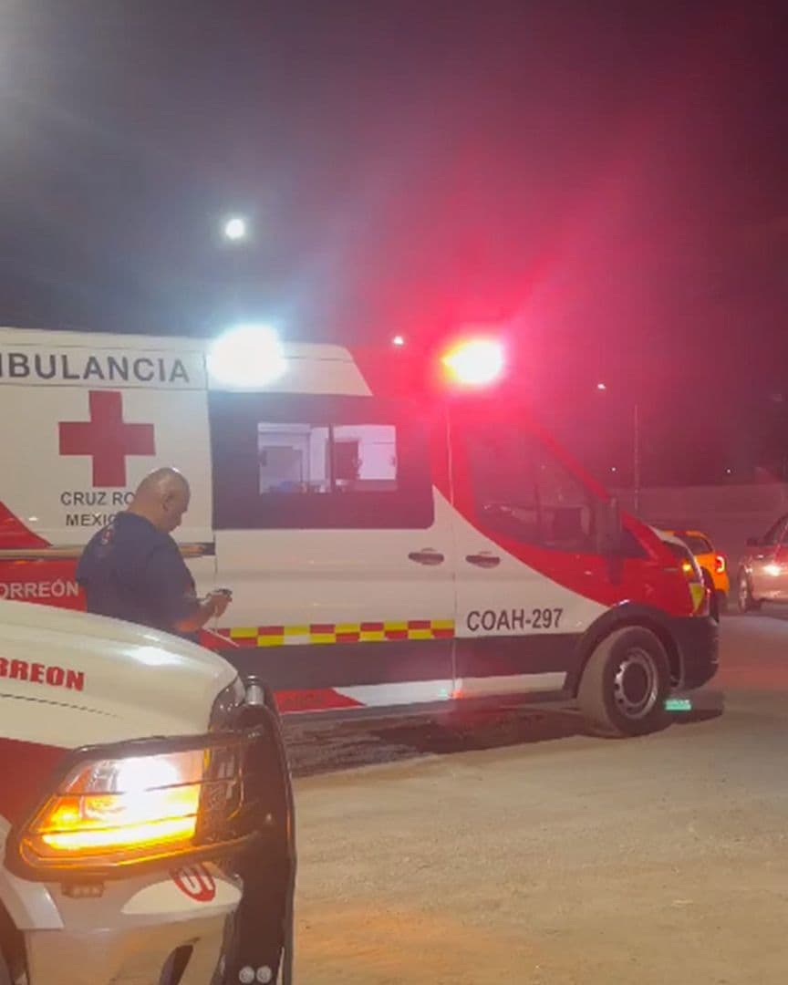 Vecinos Rescatan a Hombre en Estado de Ebriedad que Entró a Nadar a Canal de Riego en Torreón