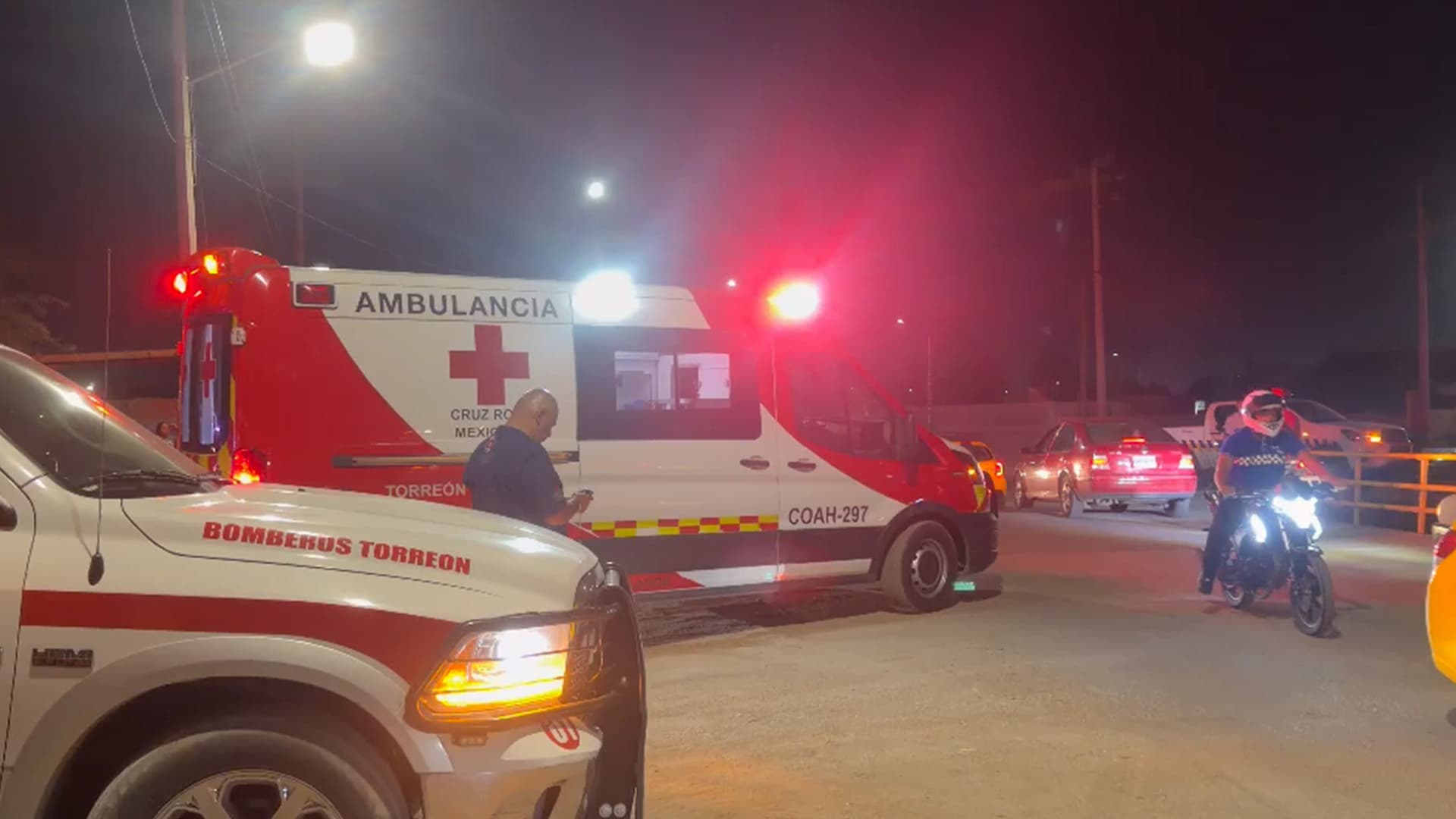 Vecinos Rescatan a Hombre en Estado de Ebriedad que Entró a Nadar a Canal de Riego en Torreón