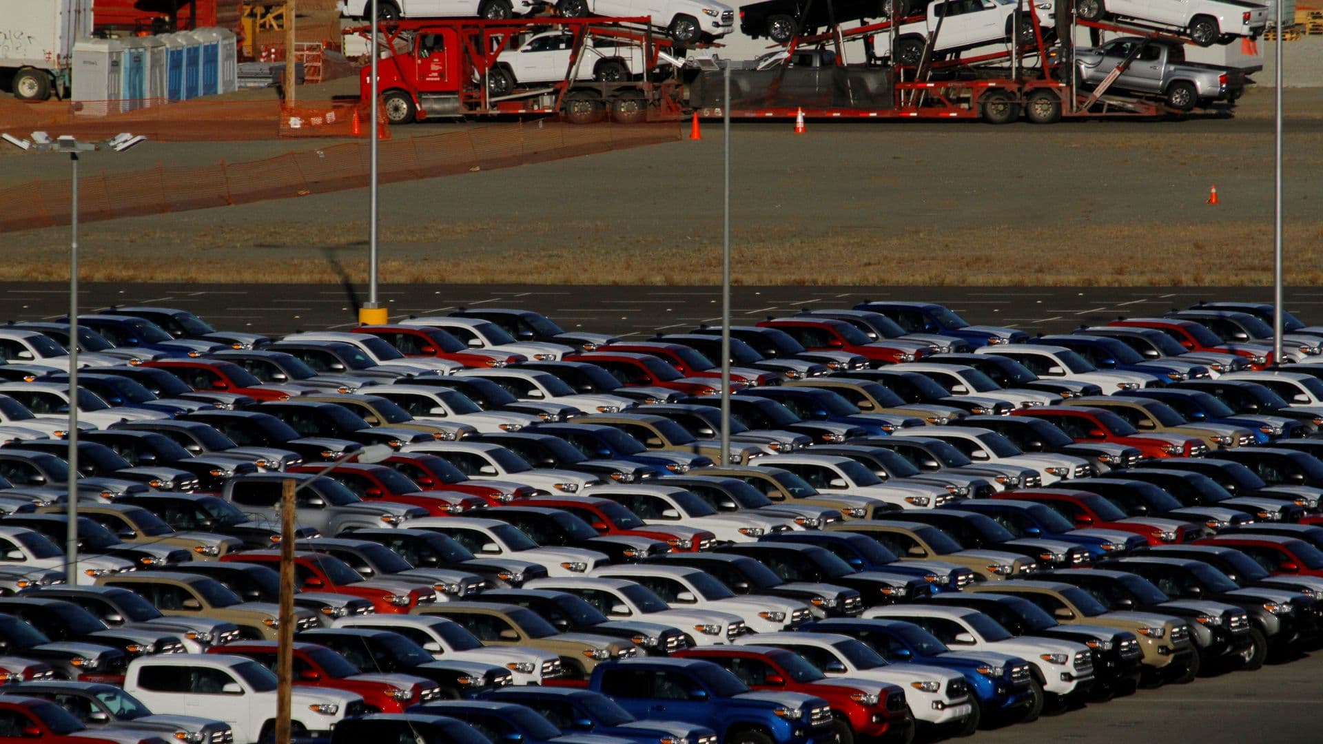Vehículos recién ensamblados se ven en un depósito de la planta automotriz Toyota Motor Manufacturing de Baja California en Tijuana, México. Foto. Reuters