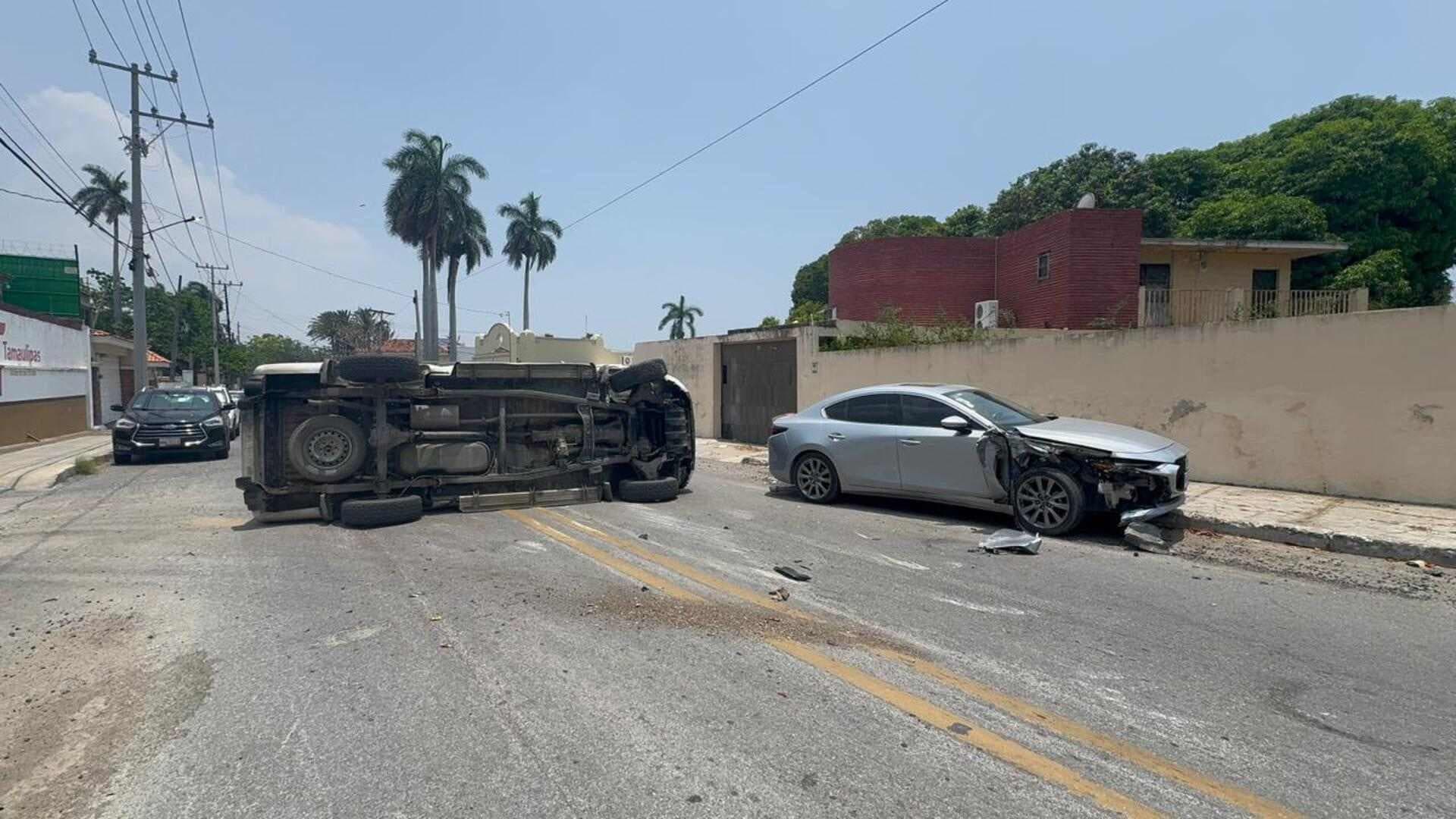 Camioneta Choca Contra Auto y Vuelca en la colonia Águila en Tampico; Hay Cuatro Heridos