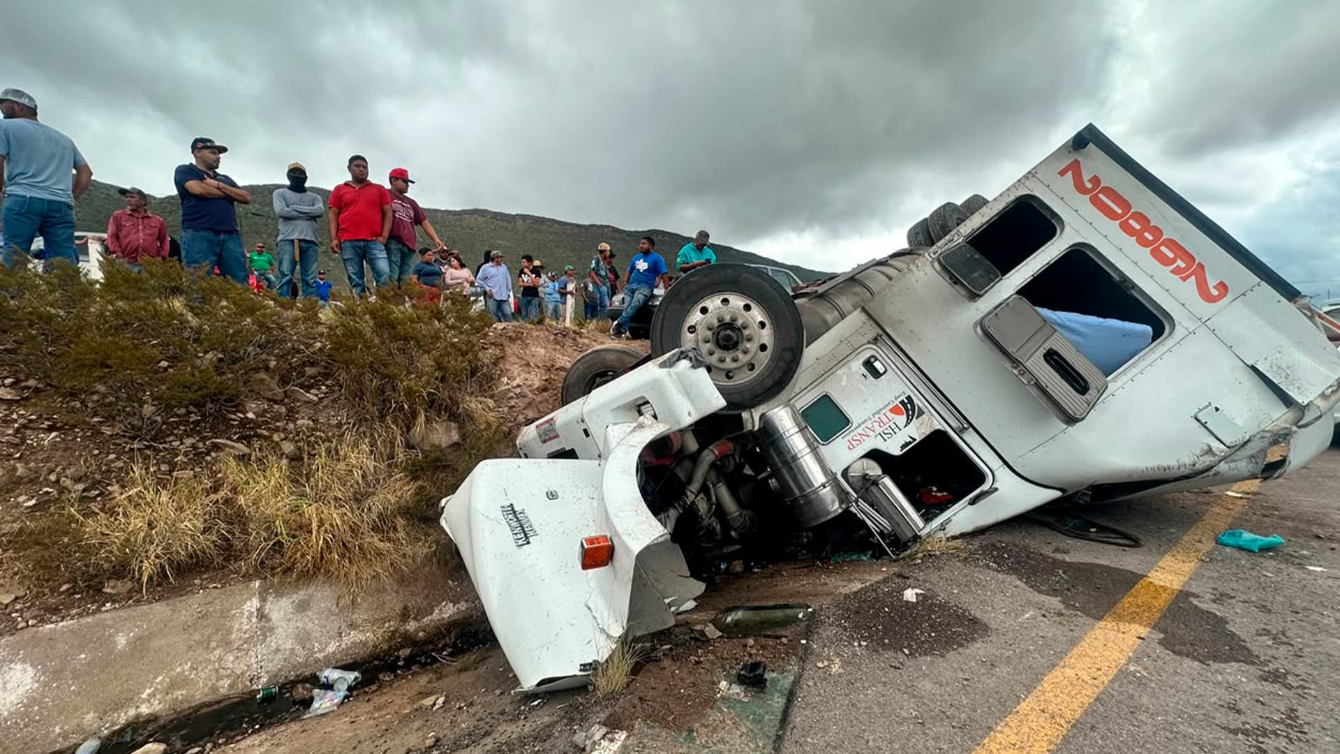 Vuelca Tráiler Cargado con Carne en Carretera Torreón-Saltillo