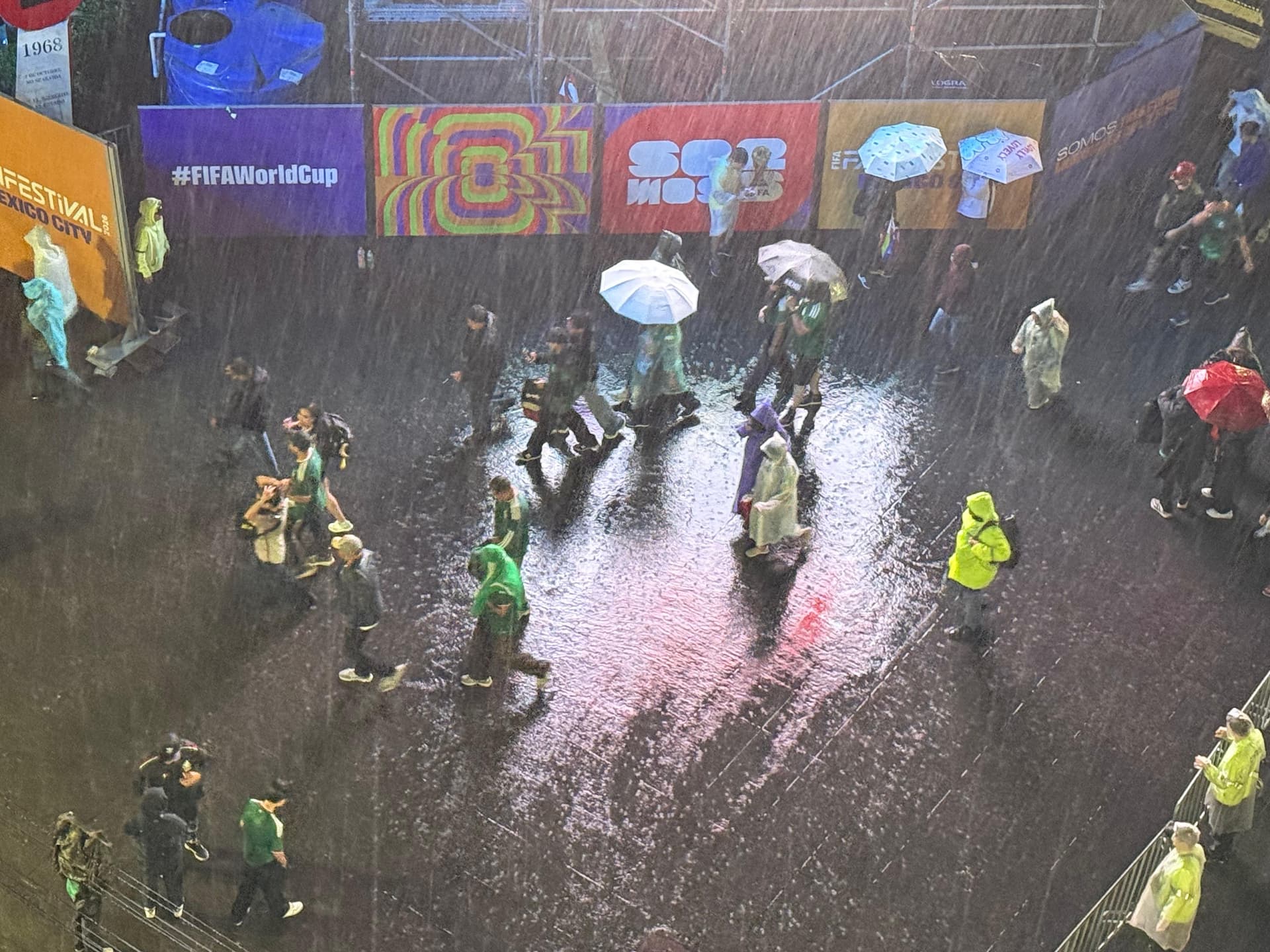 Aficionados se retiran del Fan Festival del zócalo por la lluvia. Foto: N+