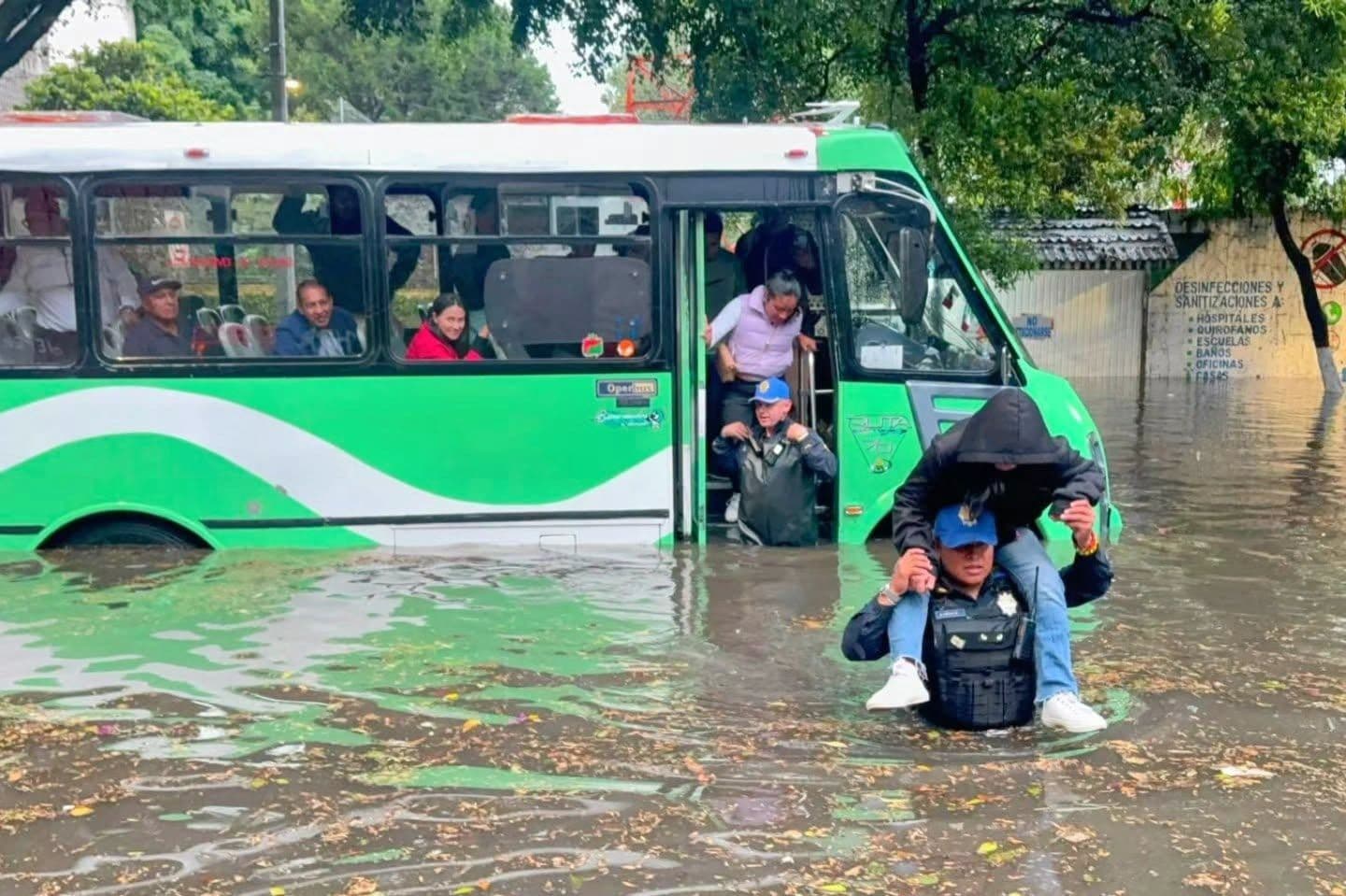 Los usuarios del transporte público se vieron afectados por las fuertes lluvias. Foto: Alcaldía Tlalpan