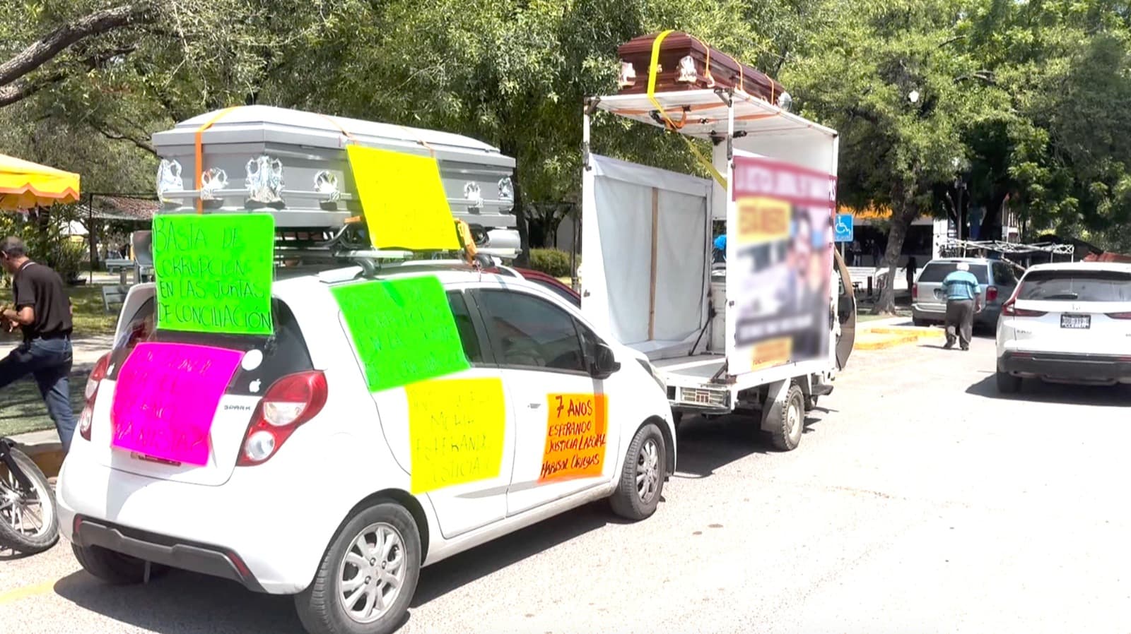 Mujer Recorre Calles con Ataúdes para Exigir Justicia Laboral en Tamaulipas