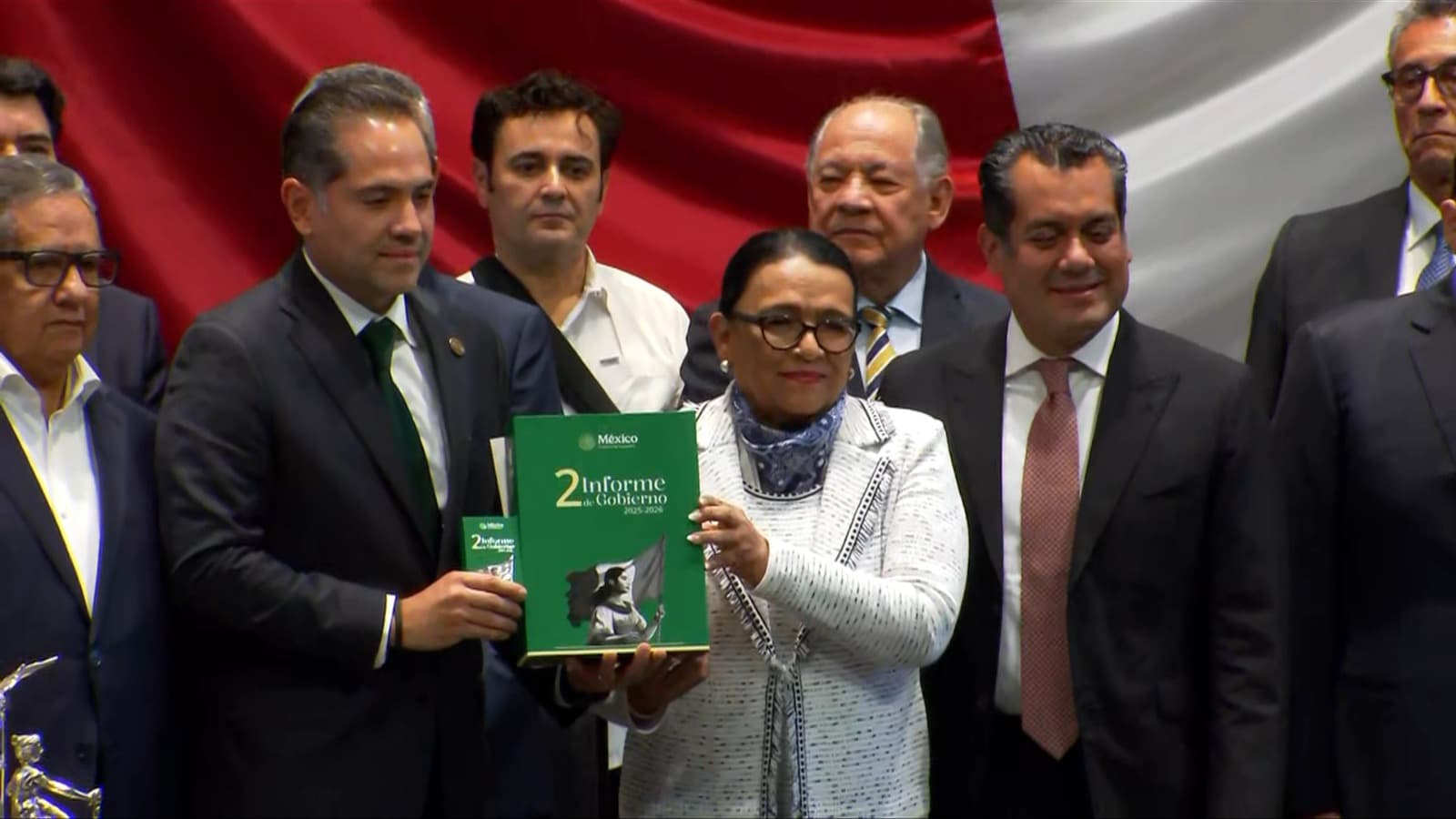 Entregan informe a la Mesa Directiva, encabezada por Raúl Bolaños-Cacho Cué.