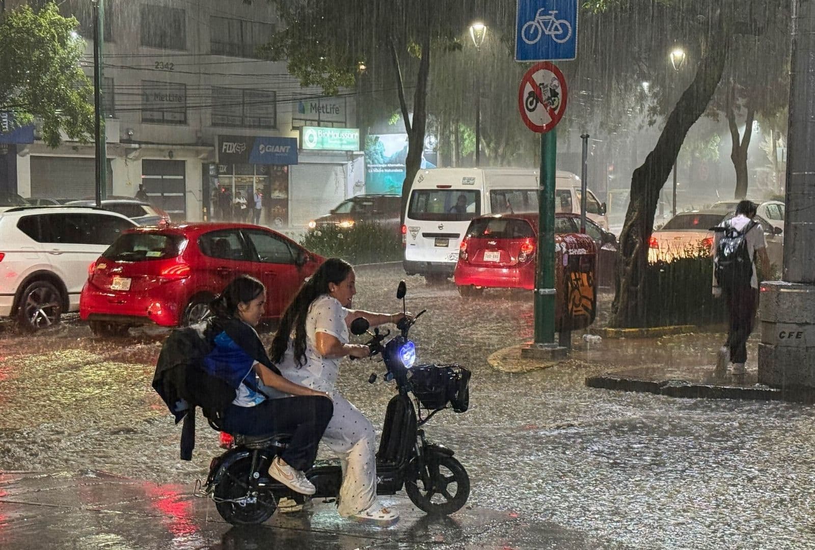 Continúan las fuertes lluvias en varios puntos de la capital. Foto: Cuartoscuro