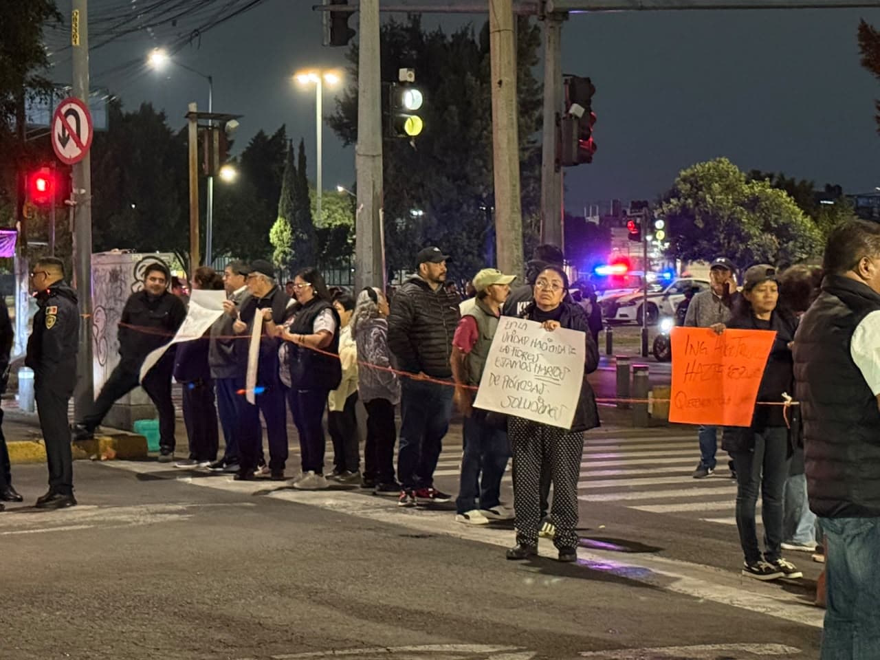 Vecinos de Iztapalapa Bloquean Eje 5 por Denuncia de Agua Sucia; Hay 5 Mil Afectados