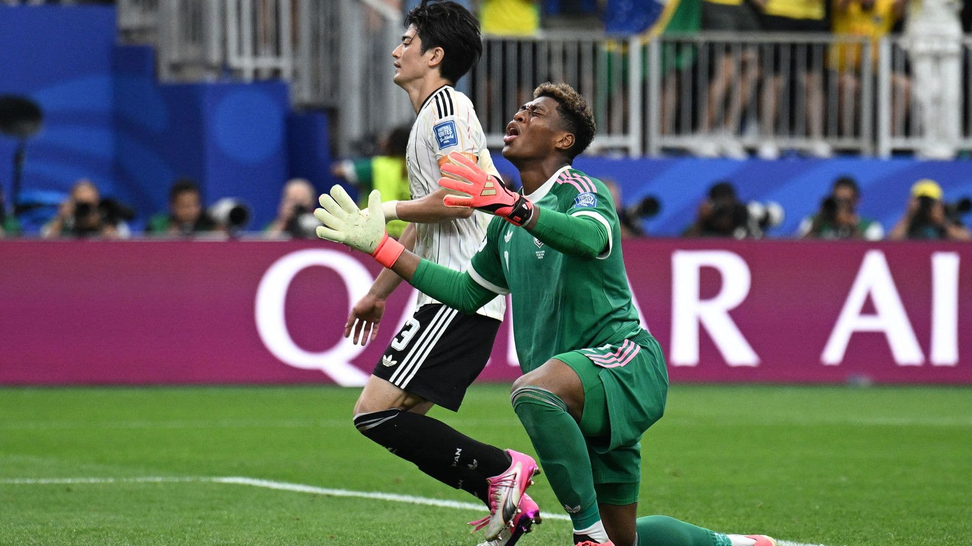 Zion Suzuki, de Japón , luce abatido tras el segundo gol de Brasil, anotado por Gabriel Martinelli. Foto: Reuters