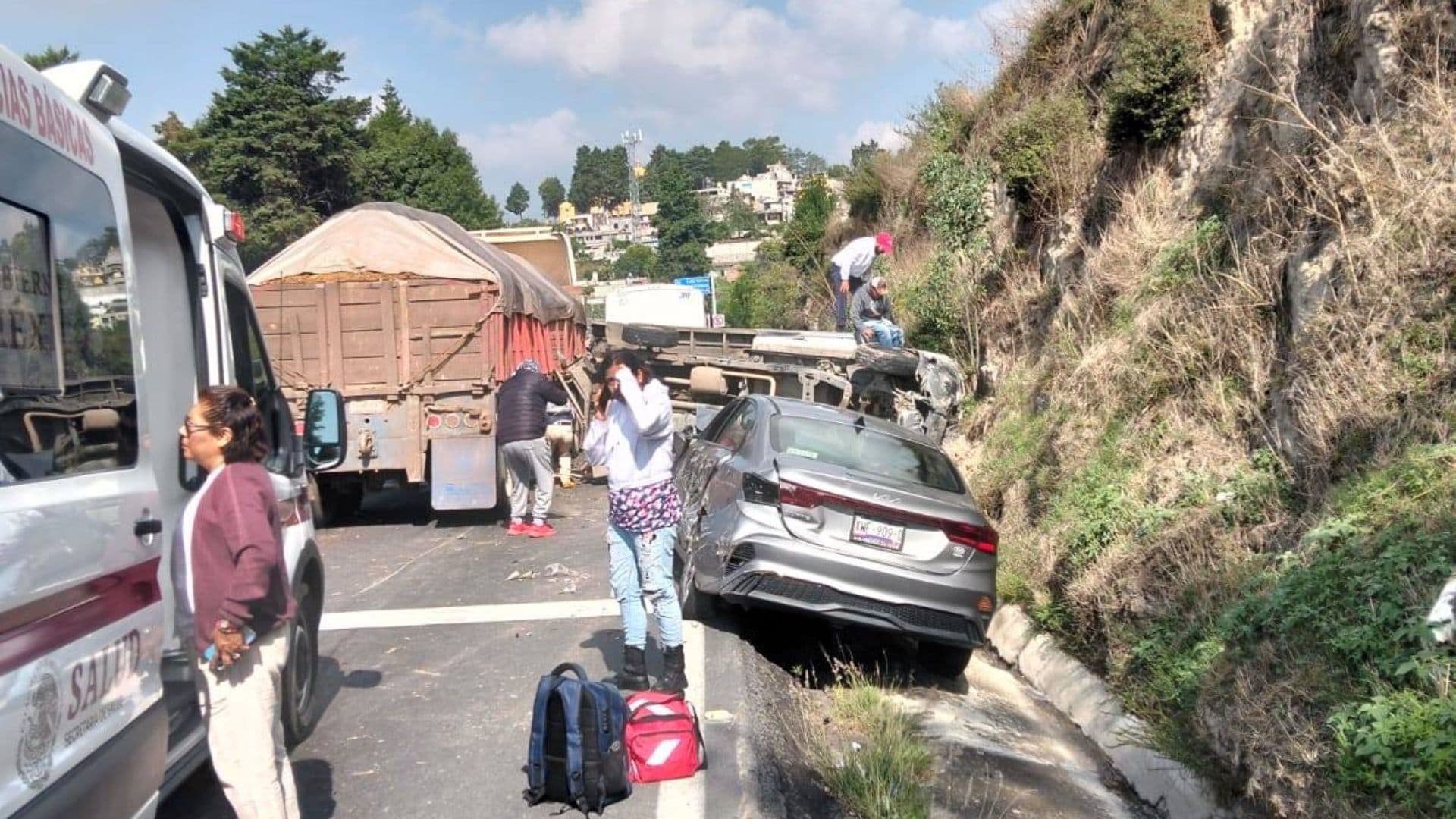 Carambola Paraliza la Carretera Apizaco-Tlaxcala; Tráiler y Autobús de Pasajeros Involucrados