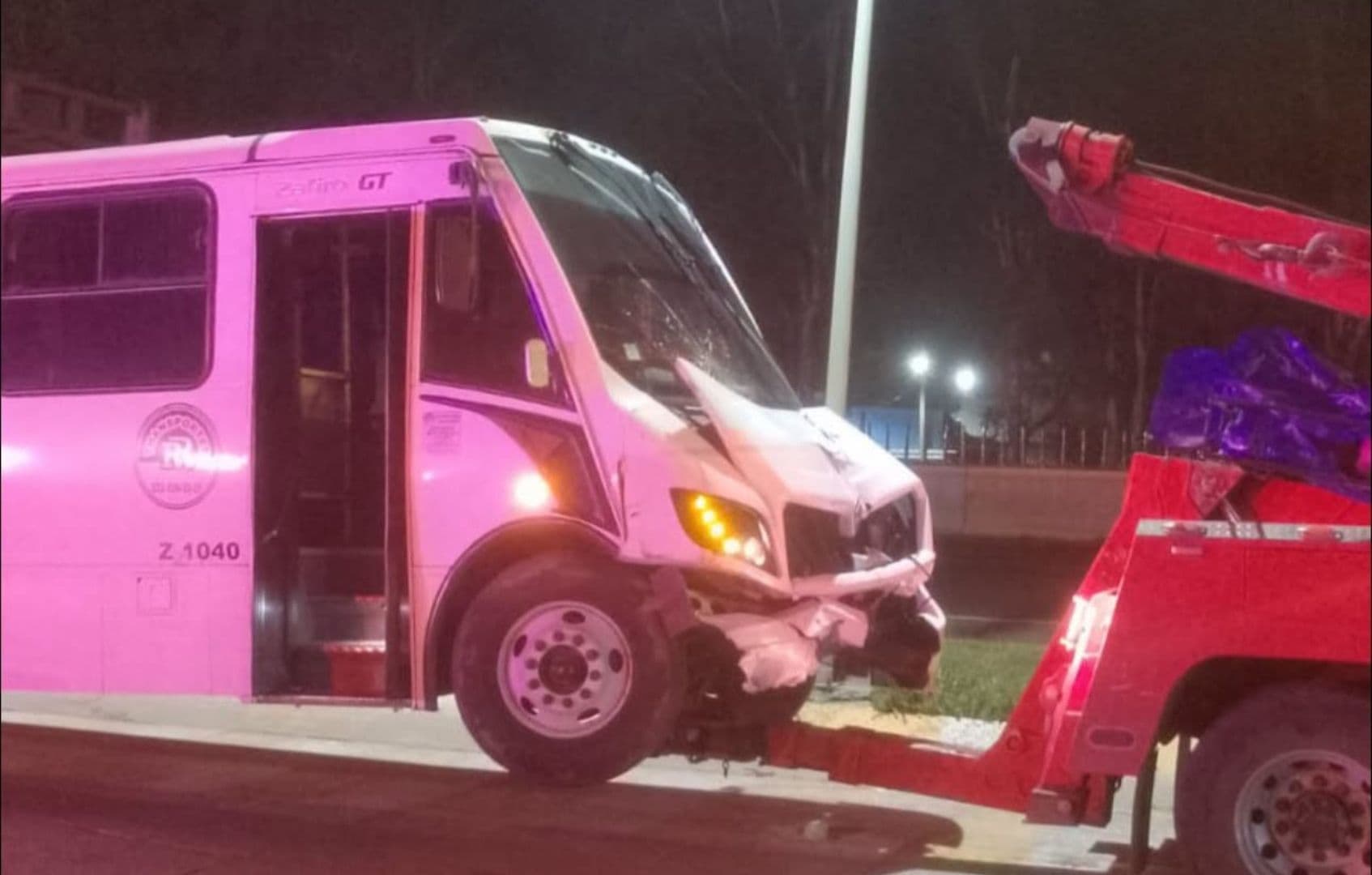 Choque de Autobús de Transporte de Personal y una Camioneta Deja 20 Heridos en Puebla