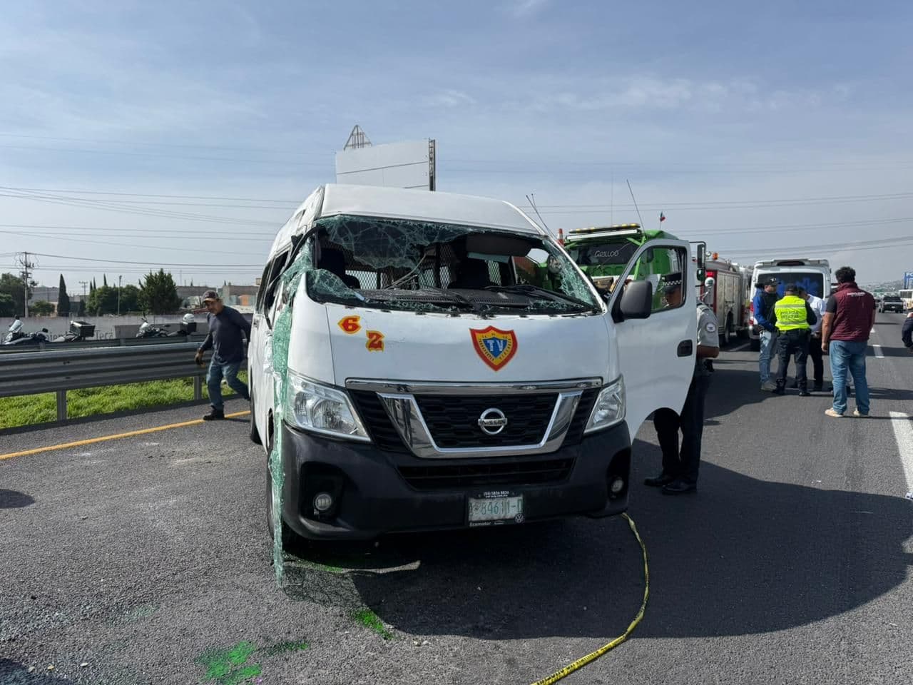 Caos en la Autopista México-Pachuca por Volcadura de Combi; Hay Varios Lesionados