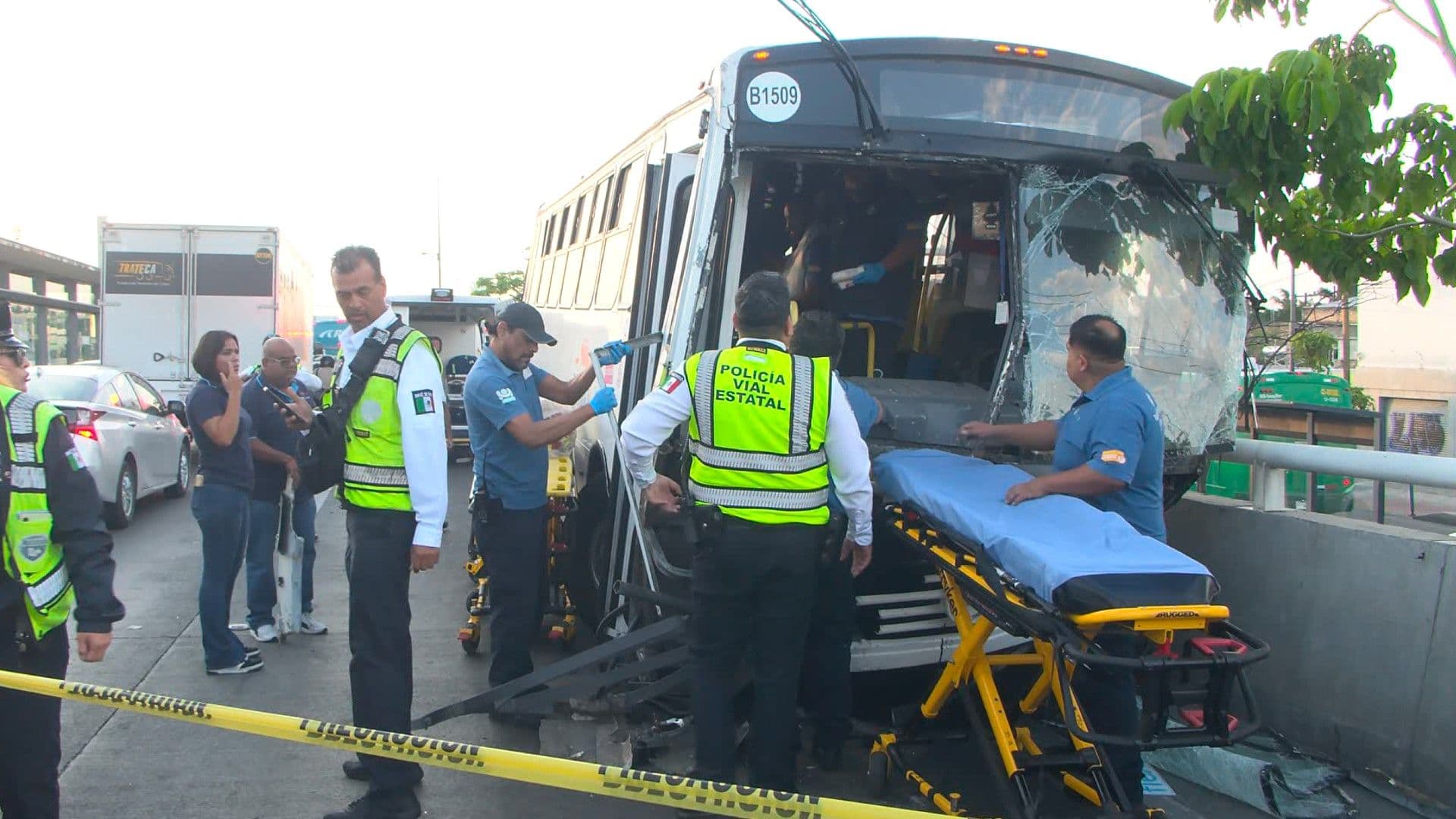 Camión de Personal se Pasa un Alto en Zapopan; Atropella a Motociclista y Muere Pasajero