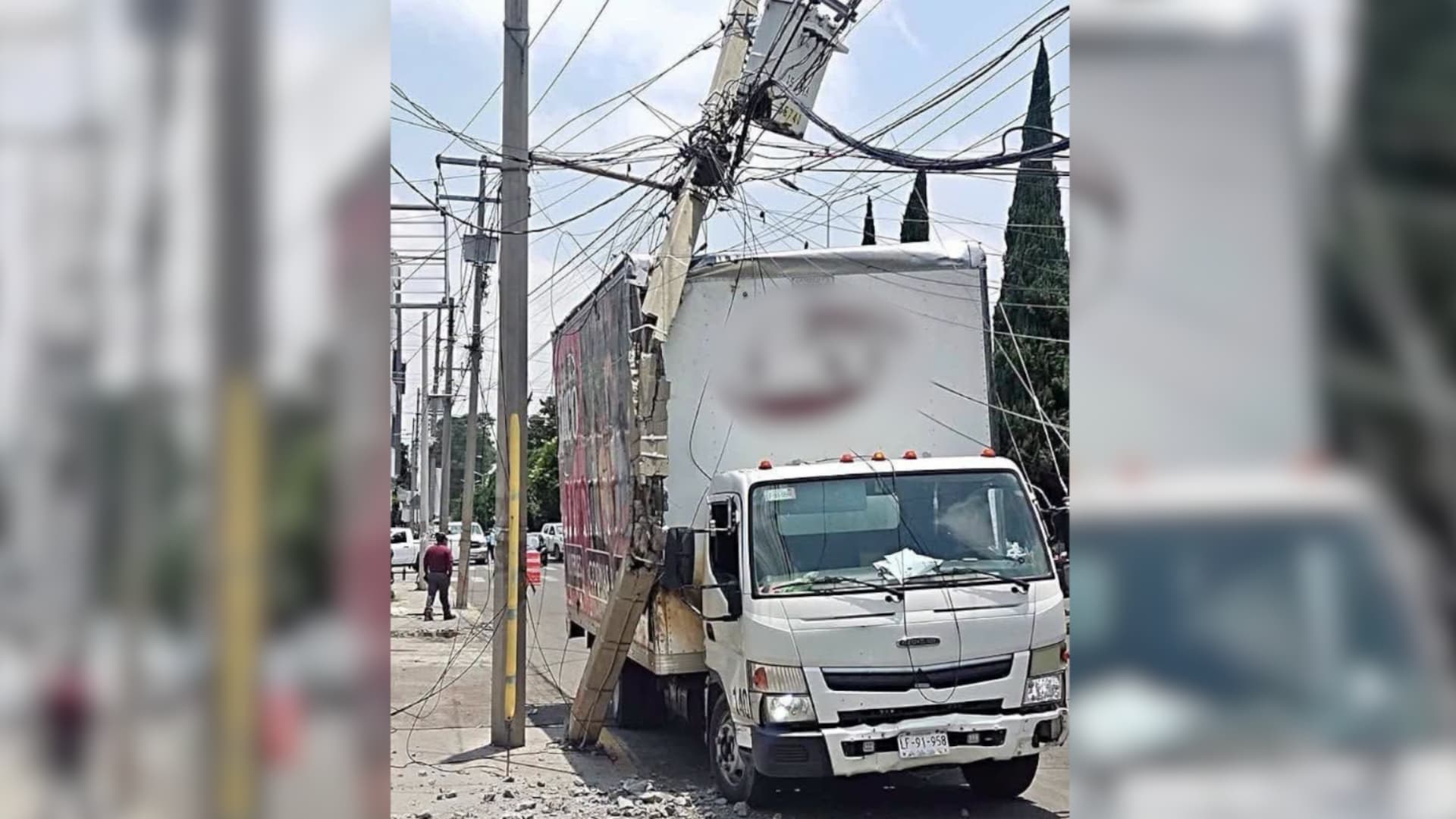 Camioneta de muebles choca contra poste de luz en Puebla.