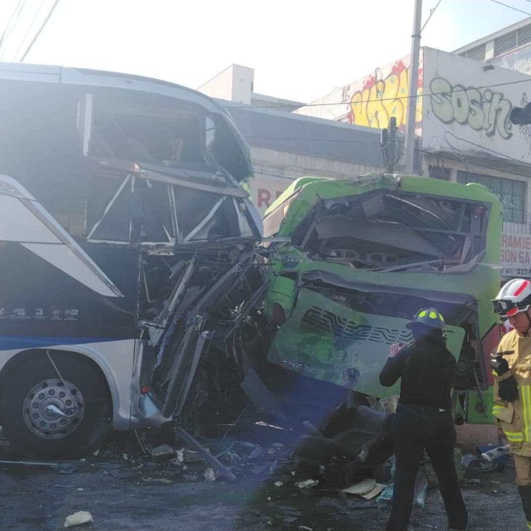 Aparatoso Choque en el Centro de Monterrey Deja Decenas de Personas Afectadas