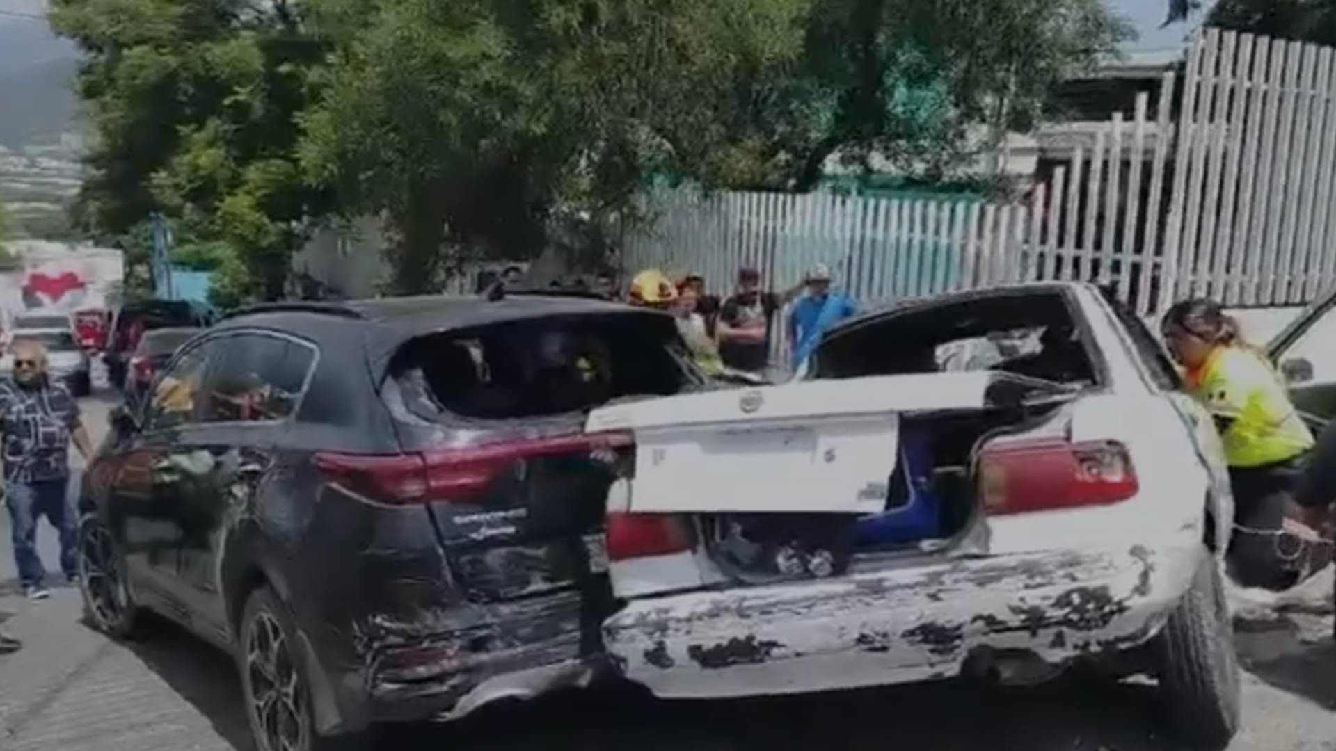 Carro Sin Freno Choca Contra Camioneta y Barda de Kínder en Monterrey