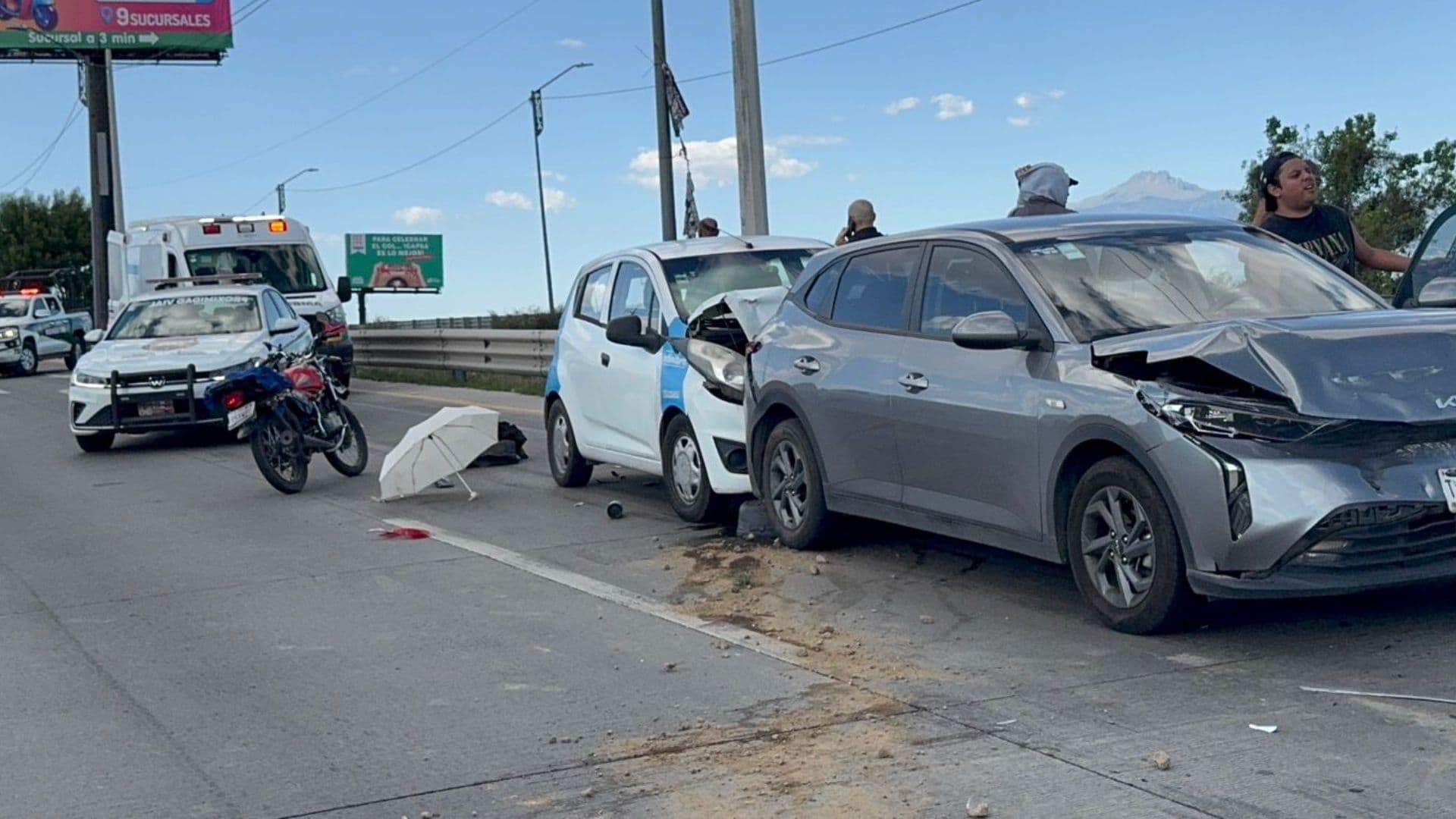 Chocan Cuatro Vehículos y una Motocicleta en Periférico de Puebla; Hay un Lesionado