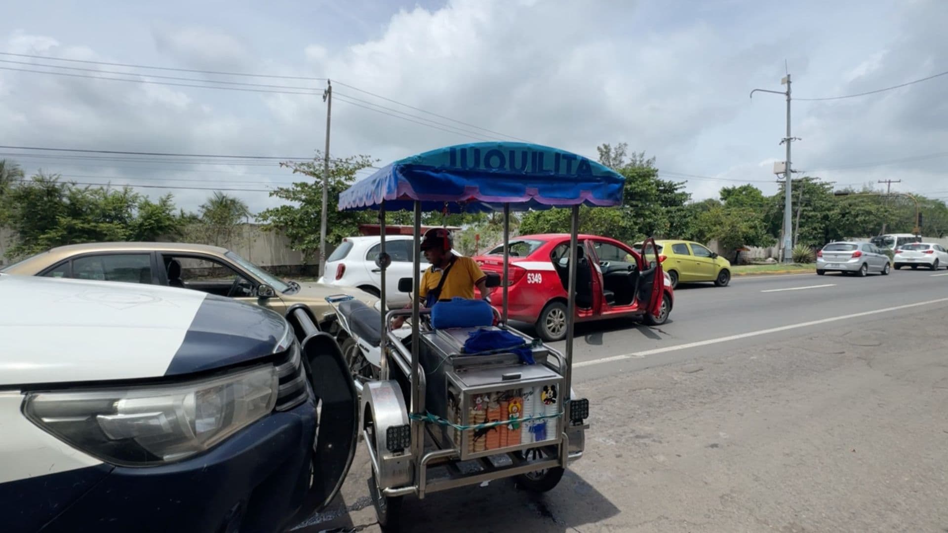 Conductor se Duerme, Embiste a Nevero y Choca un Auto en Veracruz; Esto se Sabe
