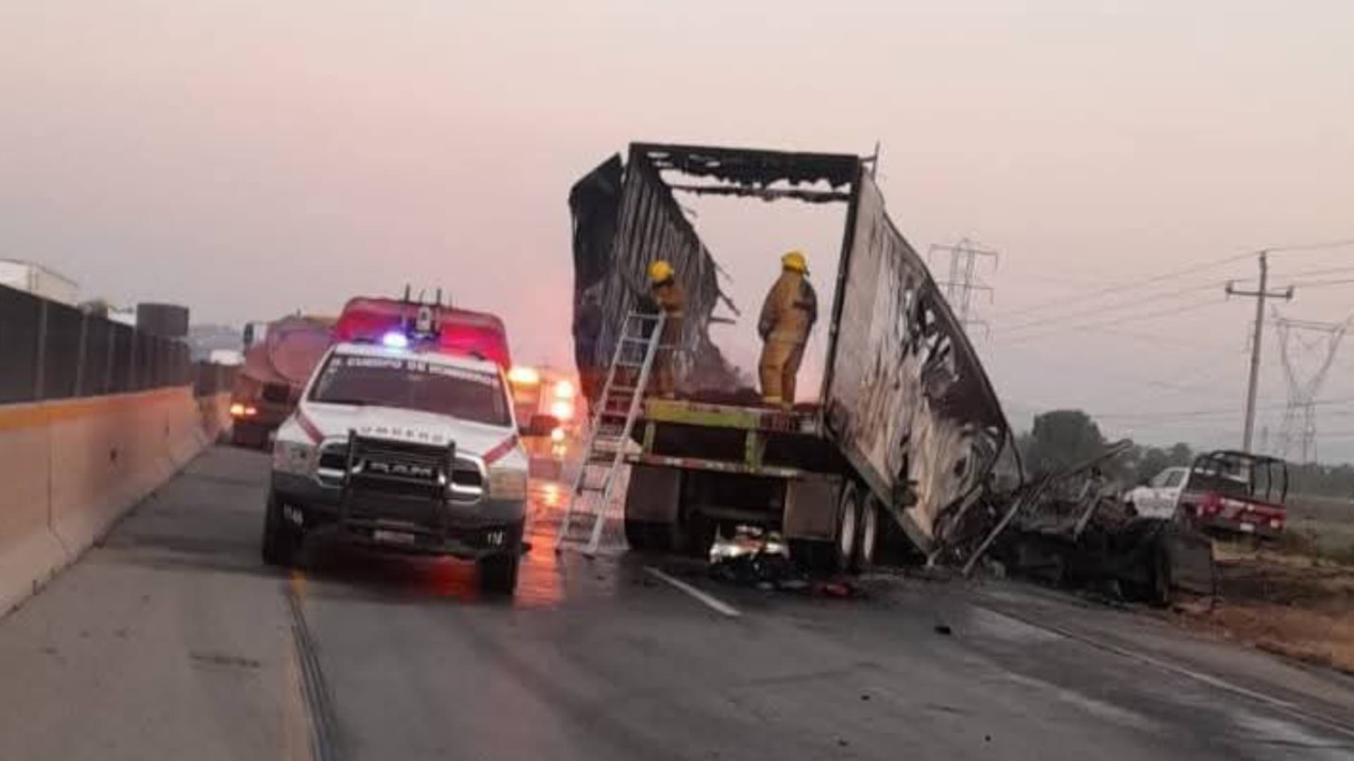 Muere Conductor al Interior de su Tráiler en Llamas en la Autopista Puebla-Orizaba