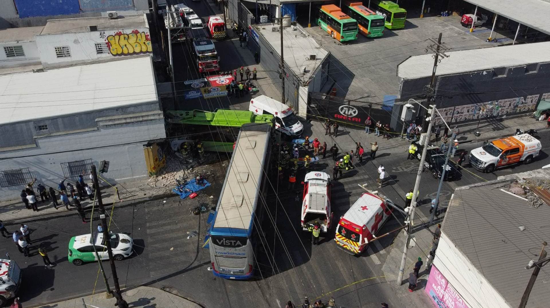 Choferes de Camiones se Encuentran Delicados de Salud tras Accidente en el Centro de Monterrey