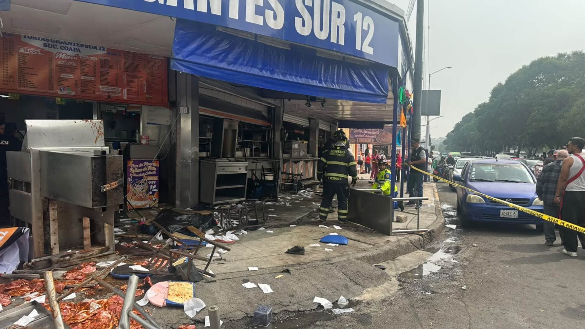 Daños en negocio de comida en Coyoacán por fuerte choque de automóvil. Foto: X @JefeVulcanoCova