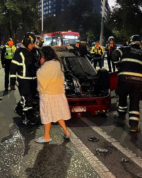 Auto volcado en Paseo de la Reforma, CDMX, el 14 de octubre. Foto: N+