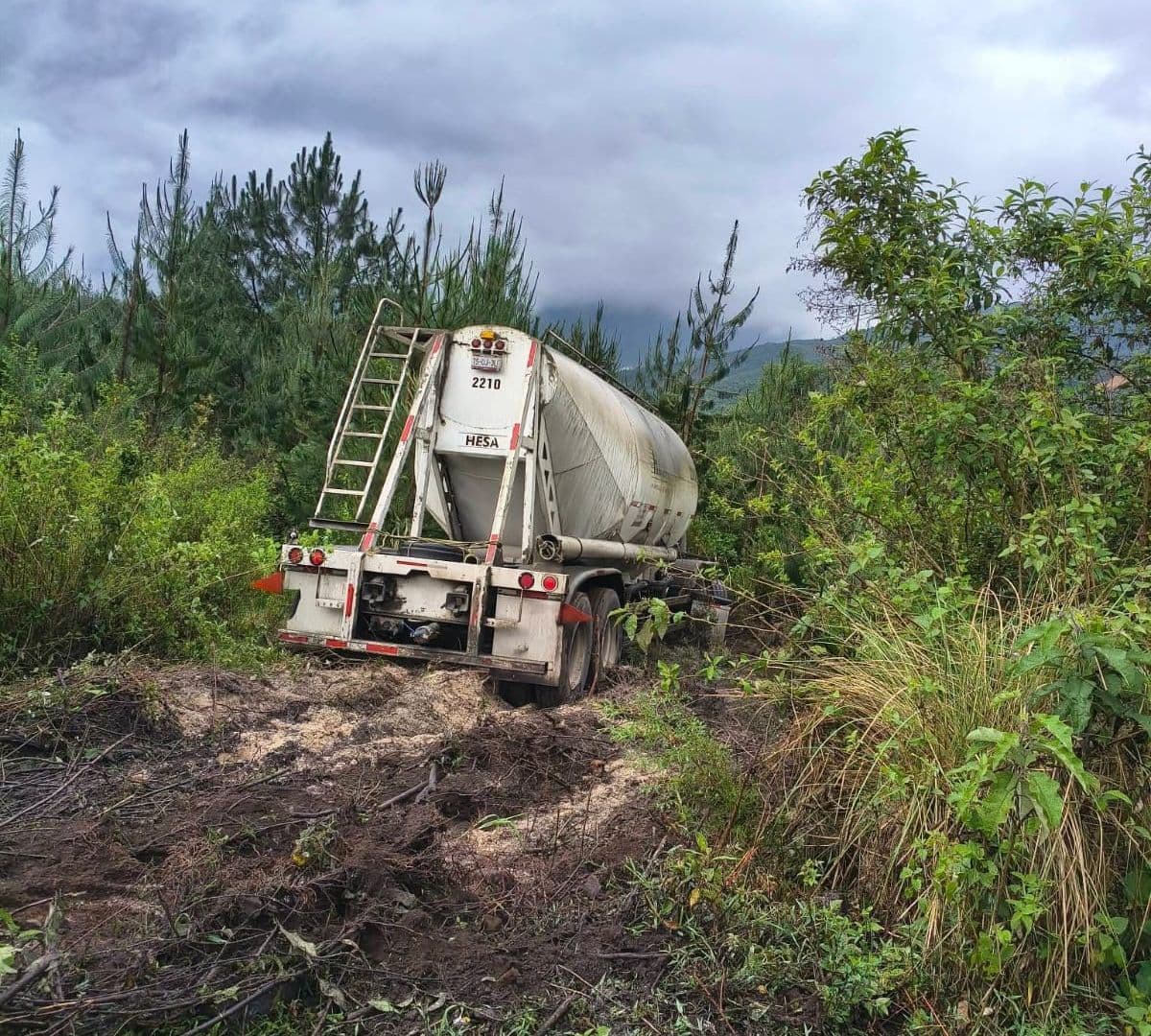Revolvedora de Cemento se Sale de la Autopista Puebla-Córdoba en las Cumbres de Maltrata