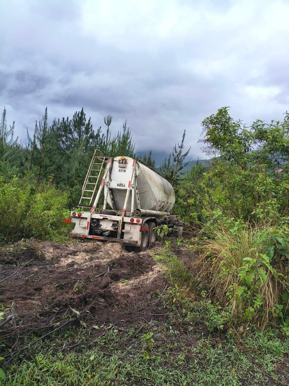Revolvedora de Cemento se Sale de la Autopista Puebla-Córdoba en las Cumbres de Maltrata