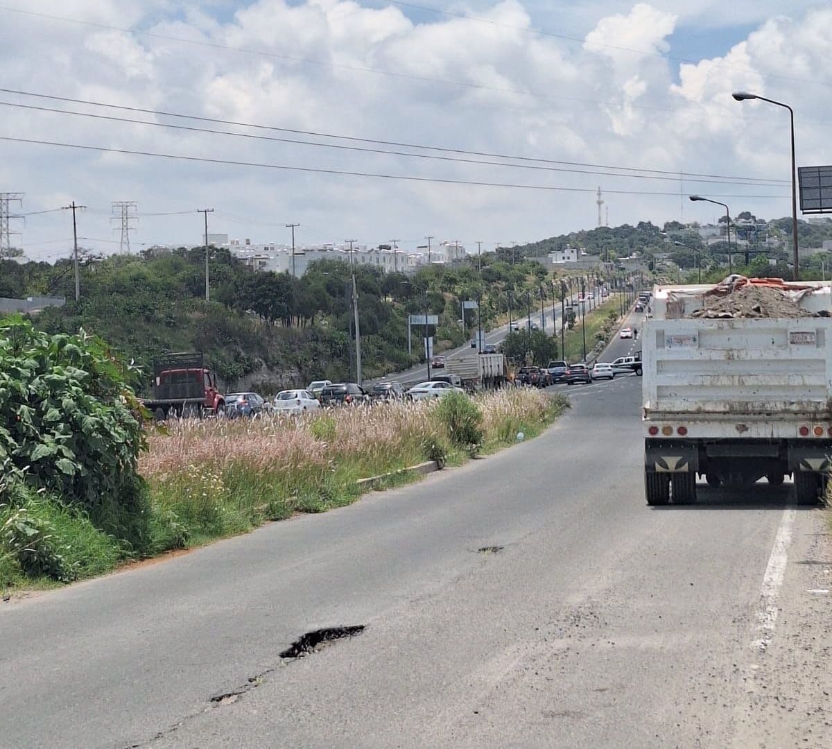 Caen Rollos de Alambre de un Tráiler en Periférico de Puebla y Provocan Choque de Camioneta