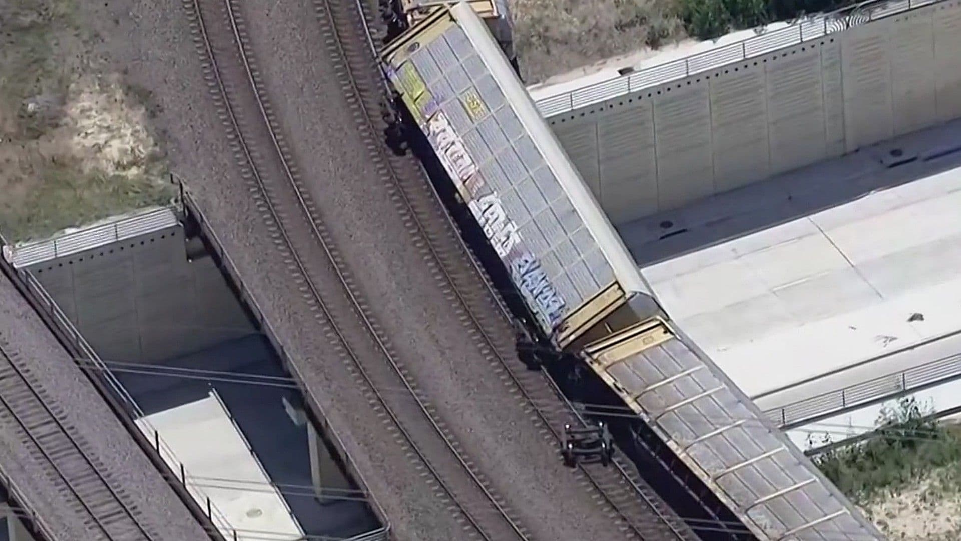 Aparatoso Accidente en Texas Hoy: Descarrilan Varios Vagones de Tren Sobre Paso Elevado
