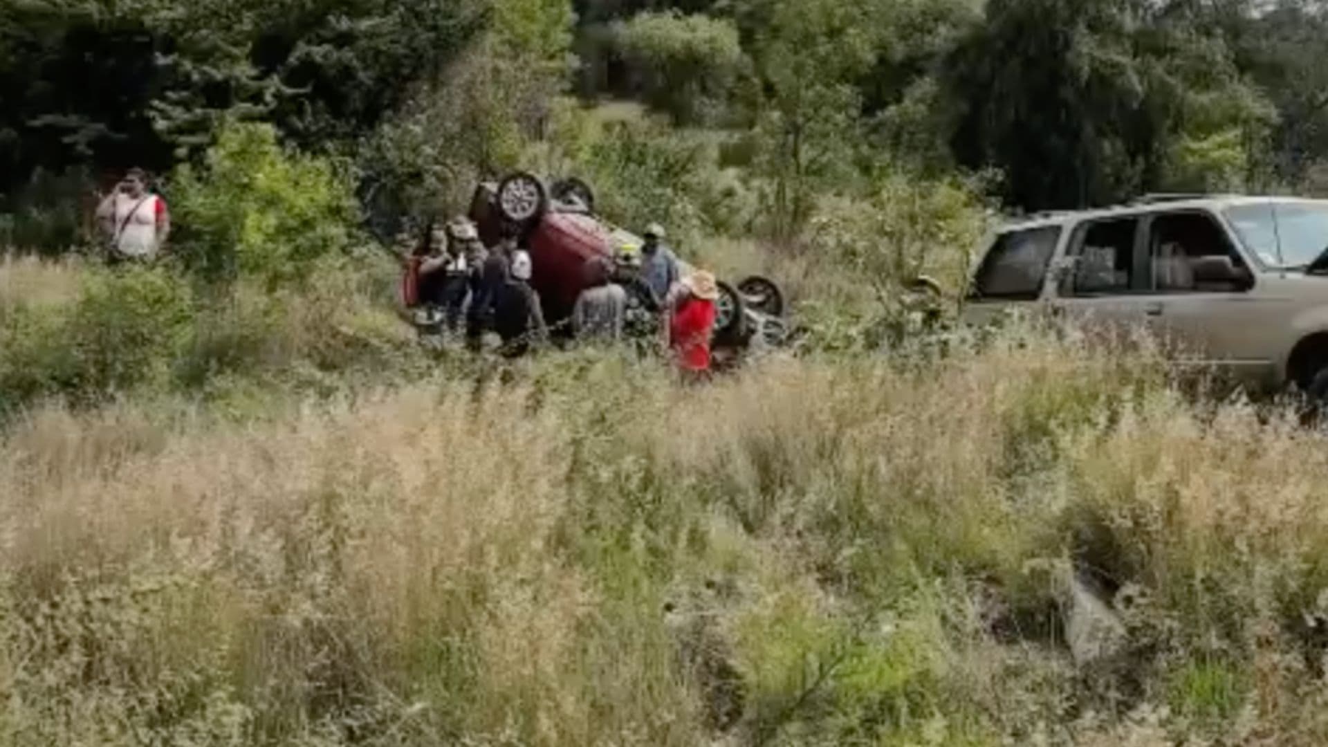 Chocan Dos Vehículos y se Salen del Camino en el Periférico de Puebla