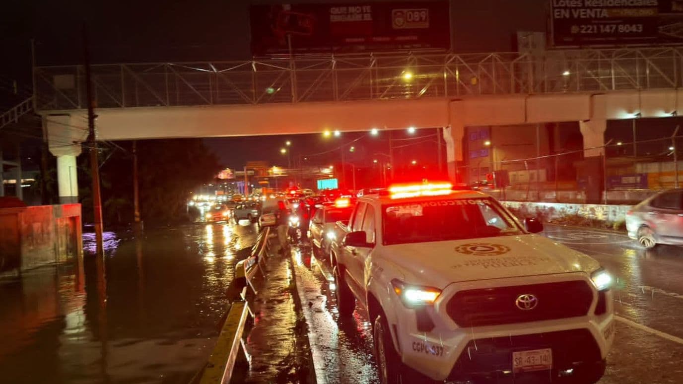 Las inundaciones provocaron caos vial en el Periférico Ecológico.